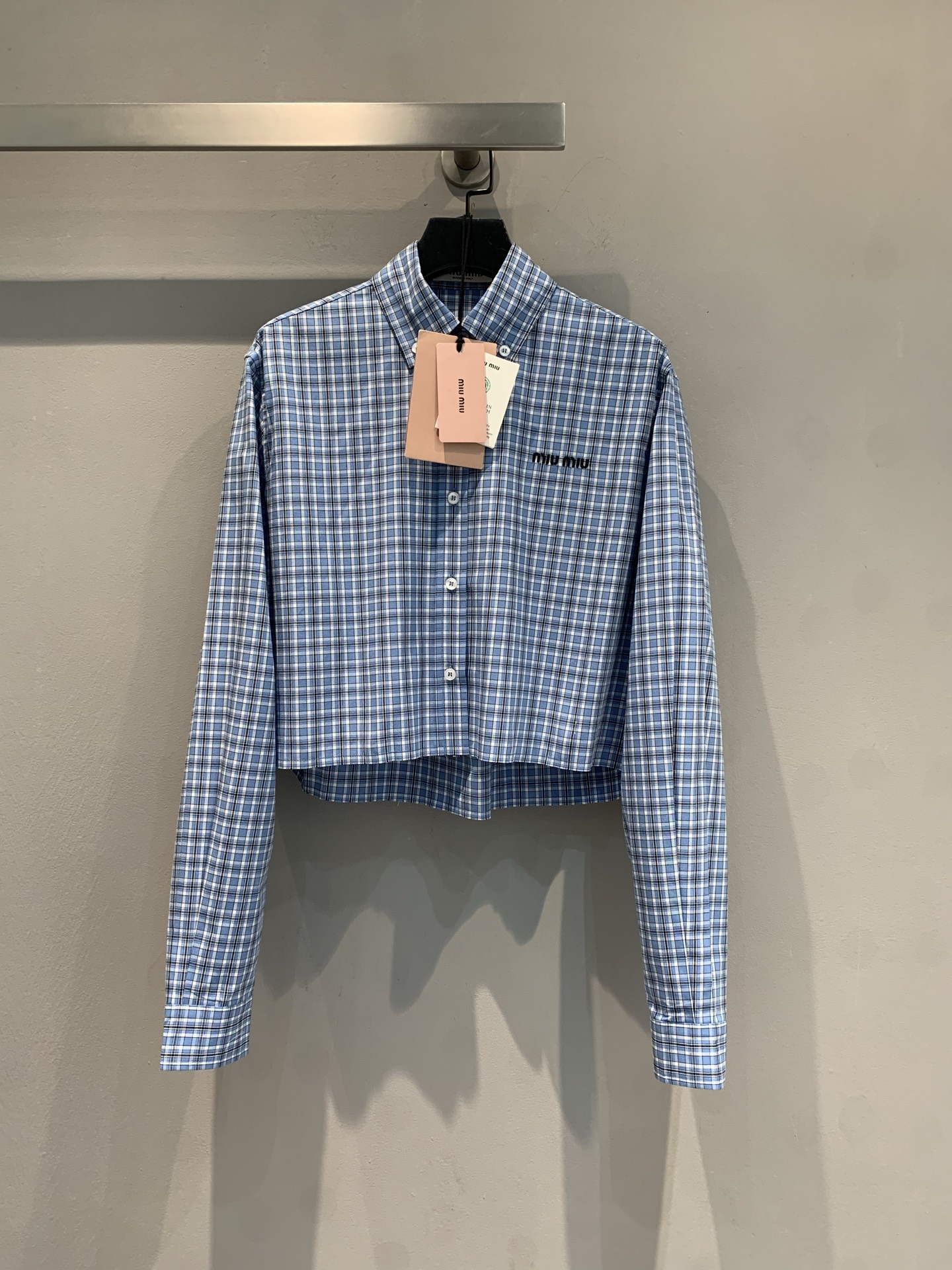 NO:425267,New model is shipped, original development Miumi*2025 spring and summer new college style letter embroidered plaid short shirt. Pure cotton material is skin-friendly and comfortable. Classic blue and white plaid with college filter short design instantly becomes a 'three-point' figure. Hot girls/sweet girls can wear it to show off their exquisite Miu logo on their chest. The low-key sense of high-end. Neat long sleeves + lapels. Single wear/layering in spring and autumn are superb, with high-waist pants/short skirts. One-click unlocking the 'all legs are left below the head' feel~ Sisters who want to have their own loose and fashionable feeling, close their eyes and be able to get it!  SML, miumiu, skirts, shirts, alexander wang19860909新款出货啦 原版开发 Miumi*2025春夏新款学院风字母刺绣格纹短款衬衫.纯棉材质亲肤舒适.经典蓝白格自带学院滤镜短款设计秒变“三七分”身材,辣妹/甜妹都能穿出彩胸前精致miu标 低调藏不住的高级感.利落长袖+翻领 春秋单穿/叠穿都超绝,配高腰裤/短裙 一键解锁“头以下全是腿”既视感～想拥有自带松弛时髦感的姐妹,闭眼入不亏！码数SML,,miumiu,skirts,shirts,alexander wang,Women's clothing