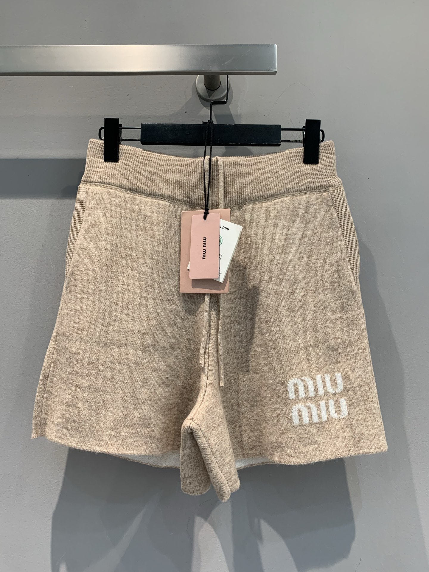 NO:425280,New model is shipped. Original development. Miumi*2025 early autumn new fashionable and versatile letter logo cashmere shorts. Soft and glutinous cashmere fabric. Comfortable, high-end and versatile. It is suitable for daily street/home. Large letter logo on the side has its own recognition, high waist + loose tailoring. It is a great choice for slimming. It is equipped with a short top and a waist/sweater layering. It can easily grasp the loose and fashionable feeling. SML, miumiu, hoodie, sweatshirts, shorts, alexander wang19860909新款出货啦 原版开发 Miumi*2025早秋新款时髦百搭字母logo羊绒短裤.软糯羊绒面料 贴肤舒适,高级又百搭,日常出街/宅家都适配～侧边大字母Logo 自带辨识度,高腰+宽松剪裁 藏肉显瘦一绝,配短上衣露腰/搭卫衣叠穿,轻松拿捏松弛时髦感码数SML,,miumiu,hoodie,sweatshirts,shorts,alexander wang,Women's clothing