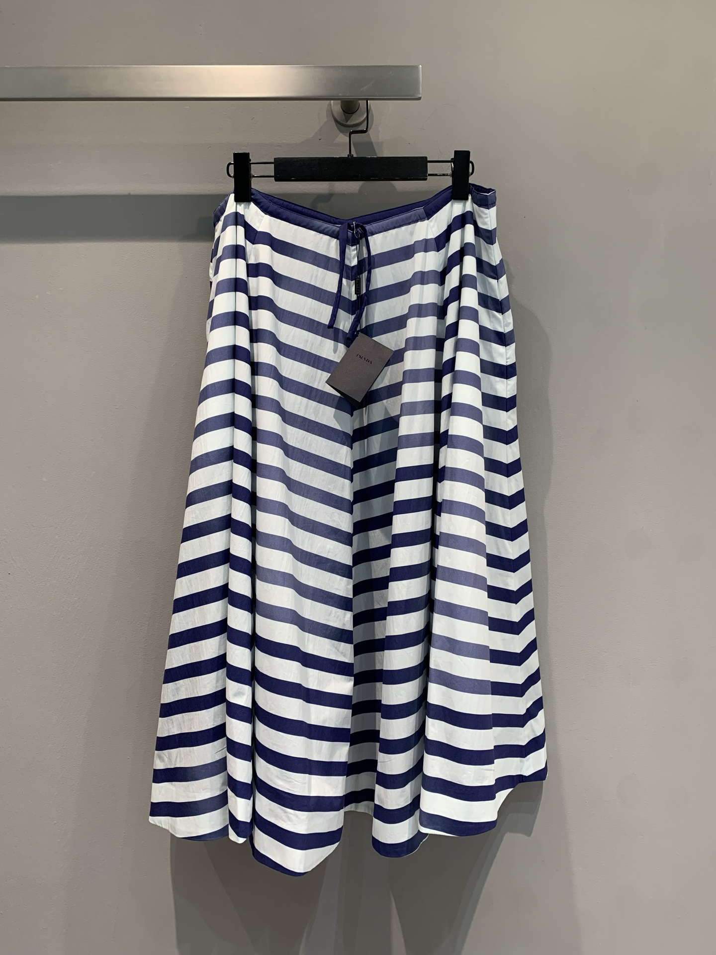 NO:425286,The new model is shipped. Original development. Prad*2025 spring and summer new striped drawstring elastic waist umbrella skirt. Simple and smooth stripes show elegant rhythm in an orderly manner. The drawstring design is lively and playful, and can be adjusted according to the heart, adapting to different outfit needs. Light fabrics bring a free wear experience. The skirt sways and French romantic style flows freely. Whether it is matched with a simple white T-shirt or a delicate shirt, it can easily create an eye-catching look, helping you become the focus of fashion on the street. SML, prada, skirts, shirts, alexander wang19860909新款出货啦 原版开发 Prad*2025春夏新款条纹抽绳松紧腰伞状半裙.简洁流畅的条纹,有序排列间尽显优雅韵律.抽绳设计灵动俏皮,可随心调节,适配不同穿搭需求.轻盈面料,带来自在穿着体验,裙摆摇曳间,法式浪漫风情肆意流淌.无论是搭配简约白T还是精致衬衫,都能轻松打造吸睛造型,助你成为街头的时尚焦点.码数SML,,prada,skirts,shirts,alexander wang,Women's clothing