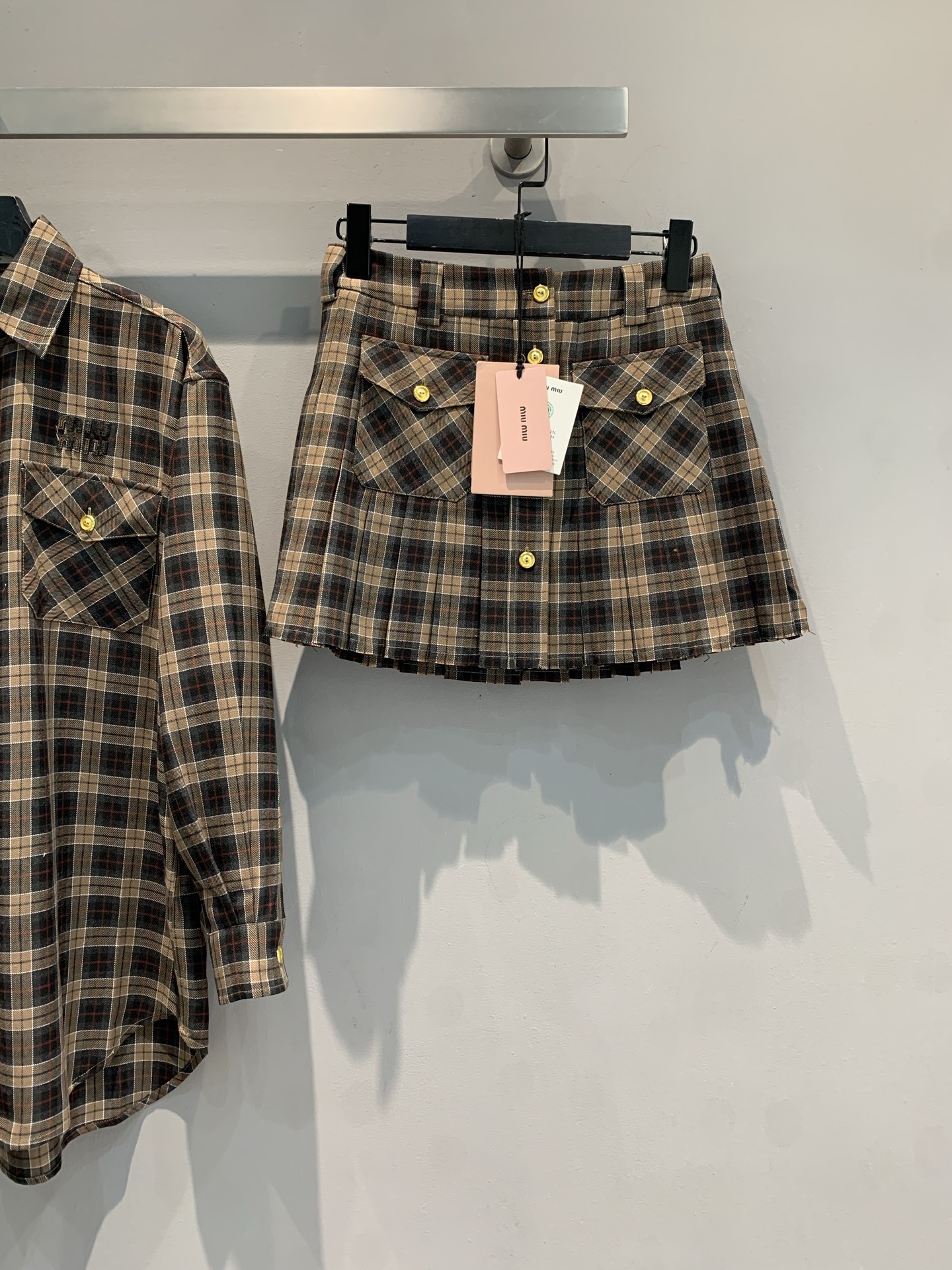 NO:426329,New style is shipped. Skirt. Original development. Miumi 2025 early autumn new college style retro plaid wool suit. Classic plaid pattern is never out of date. Oversize. The plaid shirt with its own slack feeling, a set of slack feeling in the college, gold buckle embellishment, pocket design, details are full of ingenuity, daily street/campus commuting, wear it and become a youthful heroine in seconds. SML, miumiu, versace, skirts, shirts, alexander wang19860909新款出货啦 半裙 原版开发Miumi2025早秋新款学院风复古格纹羊毛套装.经典格纹永不过时~oversize 版型的格纹衬衫,自带松弛感,同系百褶裙,一套拿捏学院松弛感,金扣点缀、口袋设计,细节藏满巧思,日常出街/校园通勤,穿它秒变青春女主码数SML,,miumiu,versace,skirts,shirts,alexander wang,Women's clothing