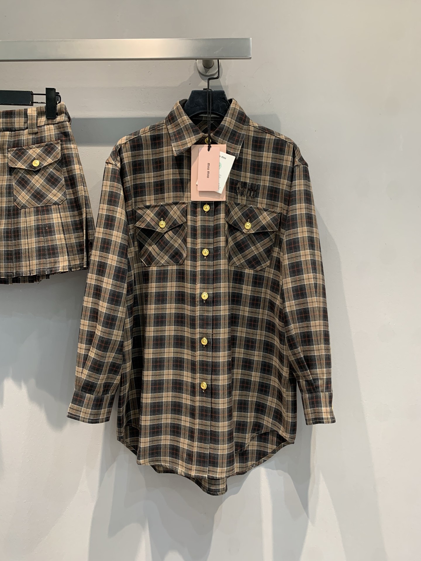 NO:426334,New shirts are shipped. Original development Miumi 2025 early autumn new college style retro plaid wool suit. Classic plaid plaid is never out of date~oversize style plaid shirt with its own slack feeling, same-line pleated skirt, a set of slack feeling in the college, gold buckle embellishment, pocket design, details are full of ingenuity, daily street/campus commuting, wear it and instantly become a youthful heroine SML,,miumiu, versace, skirts, shirts, alexander wang19860909新款出货啦衬衫 原版开发Miumi2025早秋新款学院风复古格纹羊毛套装.经典格纹永不过时~oversize 版型的格纹衬衫,自带松弛感,同系百褶裙,一套拿捏学院松弛感,金扣点缀、口袋设计,细节藏满巧思,日常出街/校园通勤,穿它秒变青春女主码数SML,,miumiu,versace,skirts,shirts,alexander wang,Women's clothing