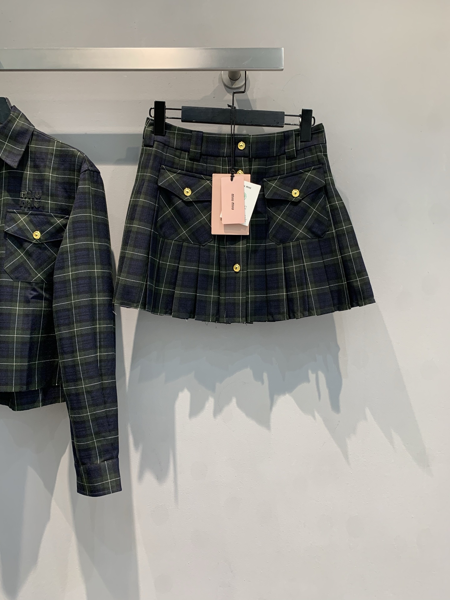 NO:426339,New style is shipped. Skirt. Original development. Miumi 2025 early autumn new college style retro plaid wool suit. Classic plaid pattern is never out of date. Oversize. The plaid shirt with its own slack feeling, a set of slack feeling in the college, gold buckle embellishment, pocket design, details are full of ingenuity, daily street/campus commuting, wear it and become a youthful heroine in seconds. SML, miumiu, versace, skirts, shirts, alexander wang19860909新款出货啦 半裙 原版开发Miumi2025早秋新款学院风复古格纹羊毛套装.经典格纹永不过时~oversize 版型的格纹衬衫,自带松弛感,同系百褶裙,一套拿捏学院松弛感,金扣点缀、口袋设计,细节藏满巧思,日常出街/校园通勤,穿它秒变青春女主码数SML,,miumiu,versace,skirts,shirts,alexander wang,Women's clothing