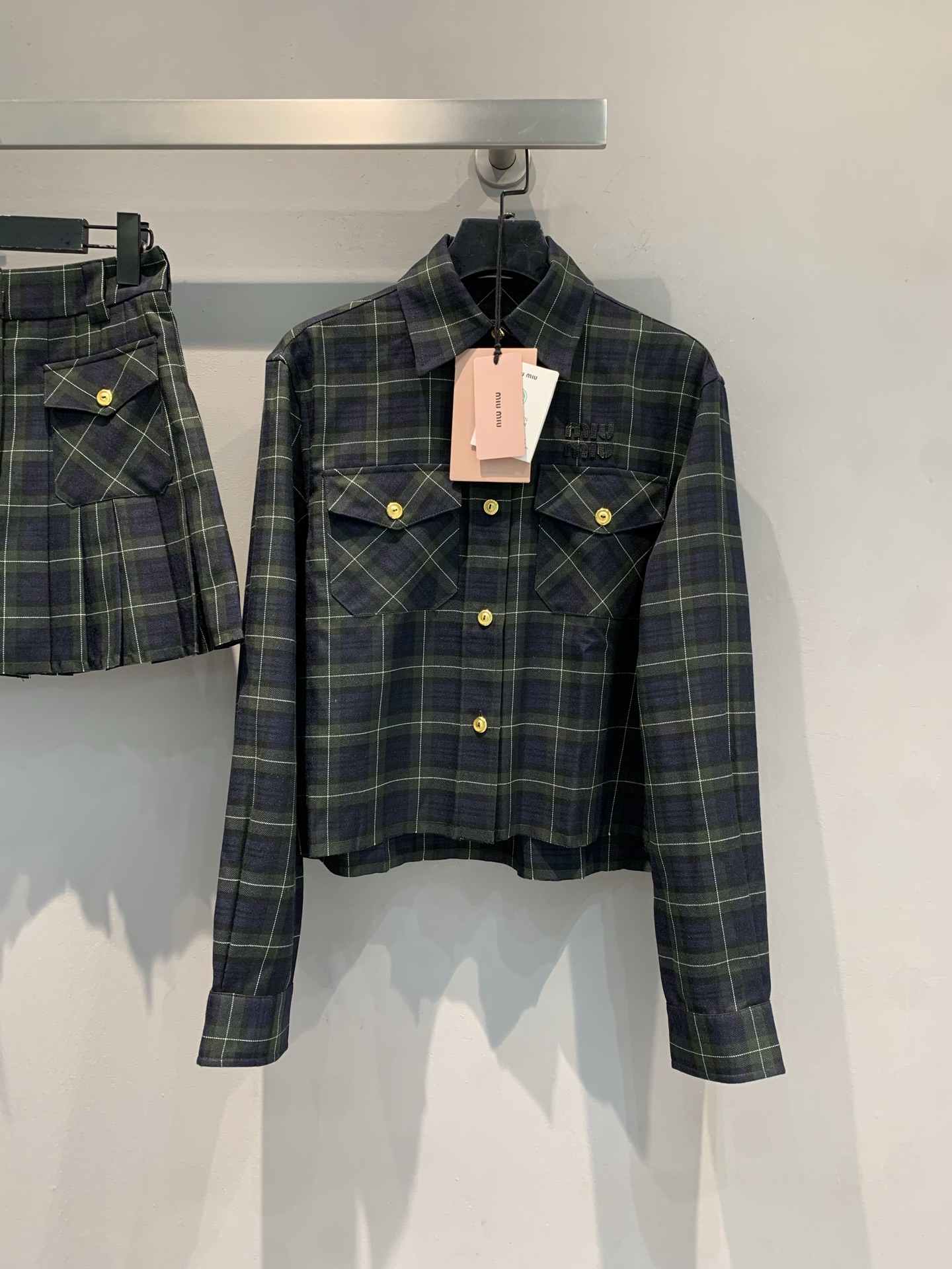 NO:426343,New shirts are shipped. Original development Miumi 2025 early autumn new college style retro plaid wool suit. Classic plaid plaid is never out of date~oversize style plaid shirt with its own slack feeling, same-line pleated skirt, a set of slack feeling in the college, gold buckle embellishment, pocket design, details are full of ingenuity, daily street/campus commuting, wear it and become a youthful heroine code SML,,miumiu, versace, skirts, shirts, alexander wang19860909新款出货啦衬衫 原版开发Miumi2025早秋新款学院风复古格纹羊毛套装.经典格纹永不过时~oversize 版型的格纹衬衫,自带松弛感,同系百褶裙,一套拿捏学院松弛感,金扣点缀、口袋设计,细节藏满巧思,日常出街/校园通勤,穿它秒变青春女主码数SML,,miumiu,versace,skirts,shirts,alexander wang,Women's clothing