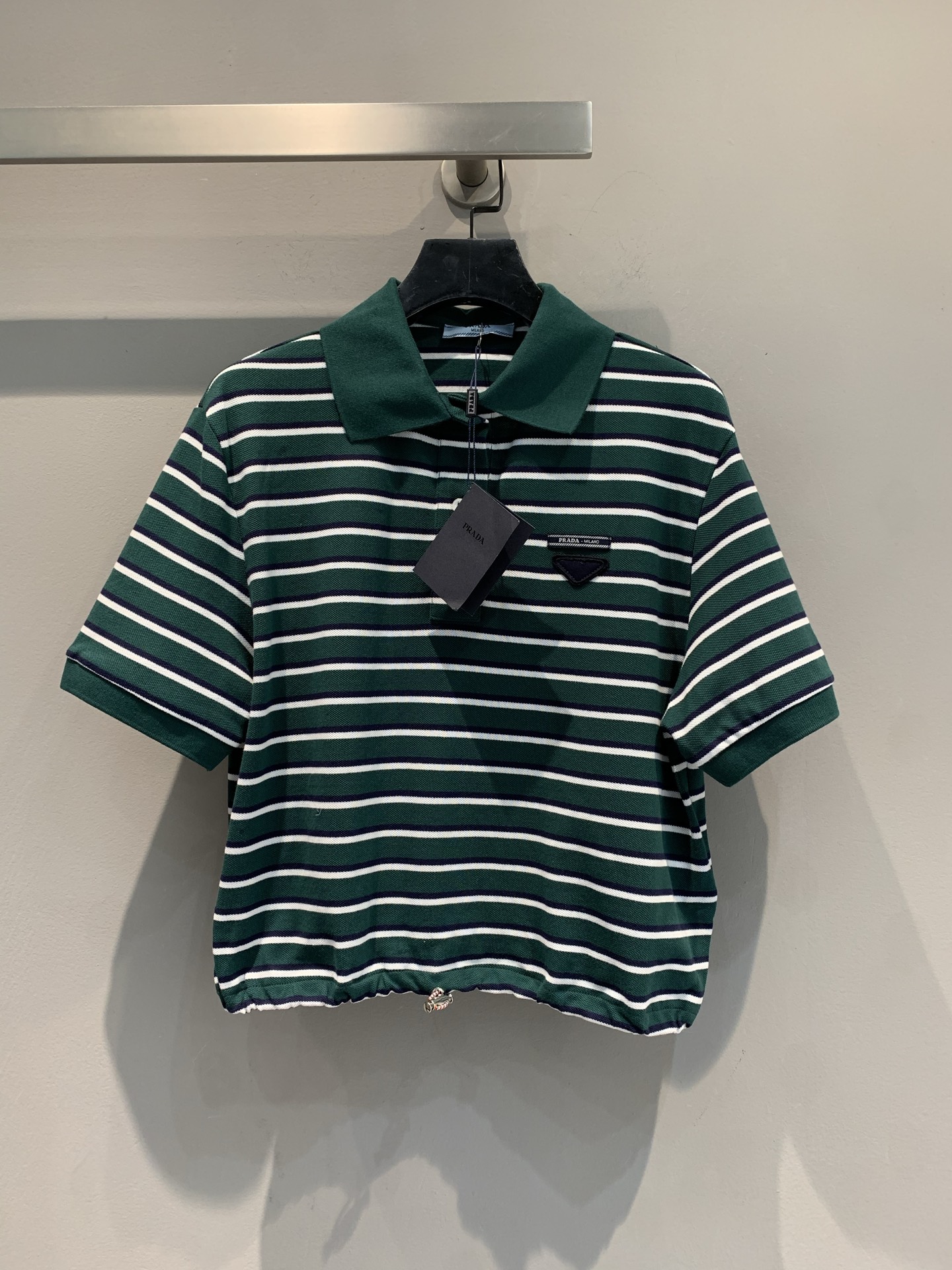 NO:426351,New models are shipped, original development Prad*2025 spring and summer new retro striped Polo neck short-sleeved T-shirt. It uses 100% pure cotton fabric, which is skin-friendly and soft, and has good breathability. The retro green and white stripes are refreshing and white, and the short + Polo neck design is sweet and cool. The small triangle mark hides the exquisite feeling, and it is excellent with high-waisted pants/short skirts. The campus slack outfit is easy to control. Whoever wears it is the heroine of the campus drama. Fashionable and fast code!  SML, prada, skirts, T-shirt, tees, t-shirt, alexander wang19860909新款出货啦 原版开发 Prad*2025春夏新款复古条纹Polo领短袖T恤.采用百分百纯棉面料,亲肤柔软,透气性佳.复古绿白条纹清爽又显白,短款+Polo领设计甜酷拿捏 小三角标藏着精致感,搭高腰裤/短裙都绝,校园松弛感穿搭靠它轻松拿捏,谁穿谁是校园剧女主 时髦精速码！码数SML,,prada,skirts,T-shirt,tees，t-shirt,alexander wang,Women's clothing