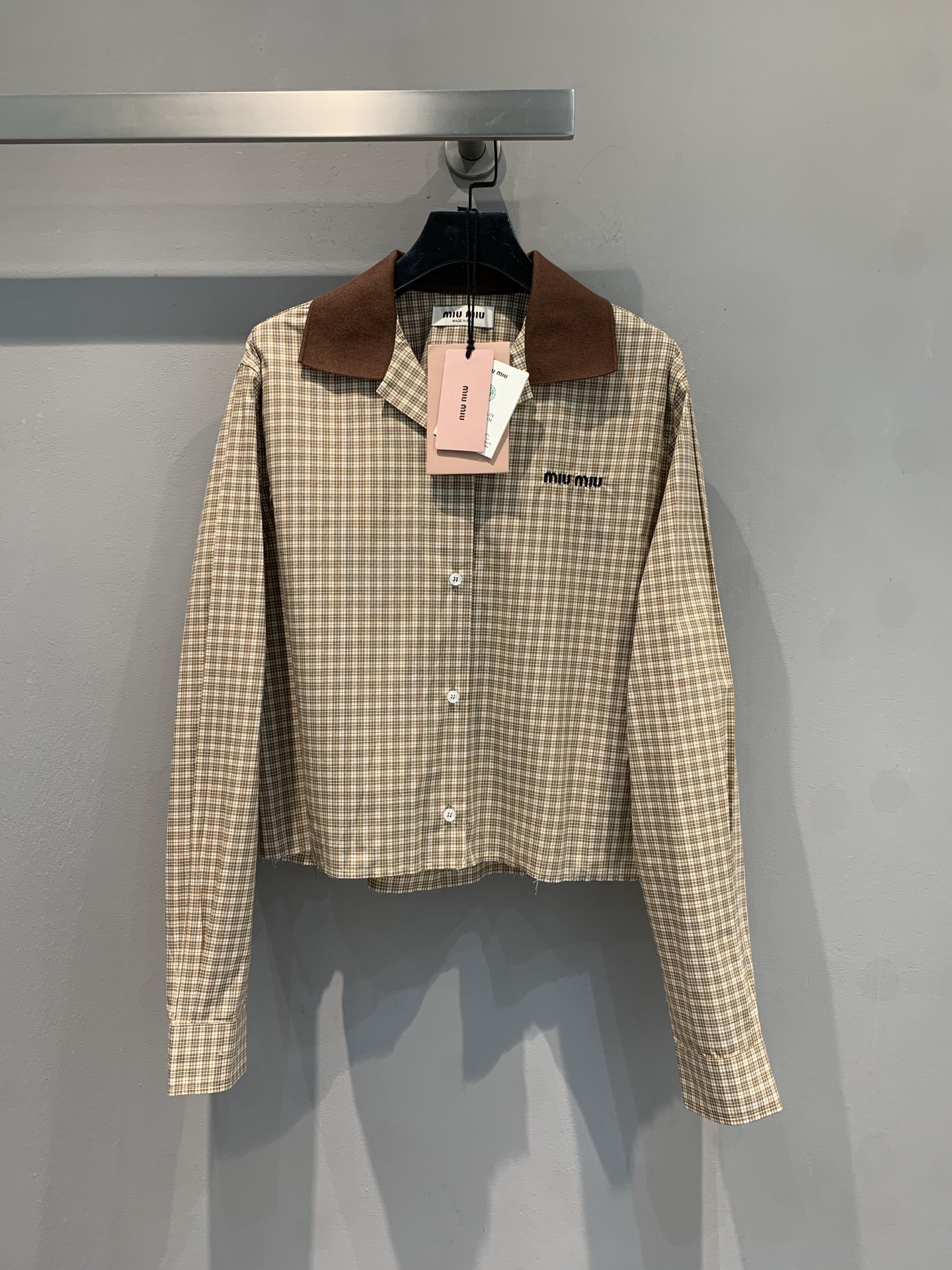 NO:426347,New model is shipped, original development Miumi*2025 spring and summer new college style retro velvet collar plaid short shirt. Pure cotton fabric, skin-friendly and comfortable. Retro plaid + contrasting lapel, full of college feel. The short design is super proportional, and the waist is full of legs. The exquisite small label on the chest, low-key and high-end, and everyday high-waisted pants/skirts are excellent. The true chaebol daughter outfit template has been listed as this season's favorite. I was chased after the afternoon tea and asked. Fashionable sisters are quick lock!  SML, miumiu, skirts, shirts, alexander wang19860909新款出货啦 原版开发 Miumi*2025春夏新款学院风复古丝绒领格纹短款衬衫.纯棉面料,亲肤舒适.复古格纹+撞色翻领,学院感拉满 短款设计超显比例,腰以下全是腿既视感～胸前精致小标,低调又高级,日常搭高腰裤/半裙都绝,妥妥的财阀千金穿搭模版已经列入本季最爱,穿去下午茶被追着问 时髦精姐妹速锁！码数SML,,miumiu,skirts,shirts,alexander wang,Women's clothing