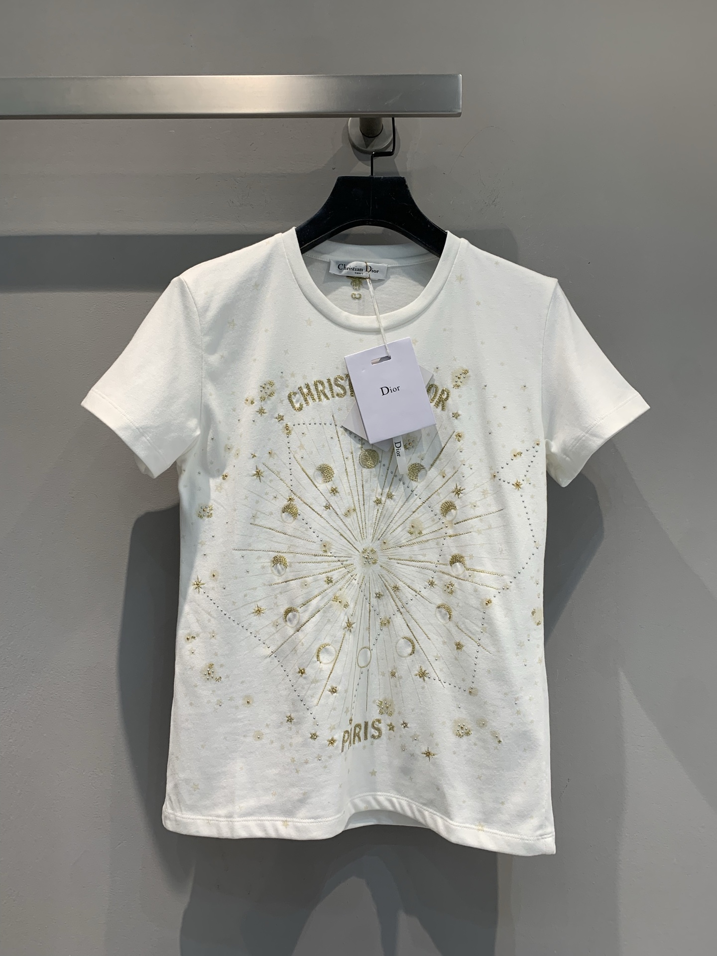 NO:425278,New model is shipped, original development, limited edition, CD2025 spring and summer new gold thread embroidery iron diamond t-shirt, white cotton jersey fabric, gold-toned Astral pattern printed embroidery iron diamond, the process is complicated, the details are optimized this year, and a layer of thin cotton sticky silhouette is added on the back of the embroidery, so you don’t have to worry about being thorny when wearing it close to it. Number of 36 38 40,,tees, t-shirt,alexander wang19860909新款出货啦 原版开发 蛇年限定款 CD2025春夏新款金线刺绣烫钻t恤,白色棉质平纹针织面料,金色调Astral图案印花刺绣烫钻,工艺繁复,今年细节优化的太贴心了,刺绣反面加了一层薄棉粘朴,贴身穿也不怕扎肉. 码数36 38 40,,tees，t-shirt,alexander wang,Women's clothing