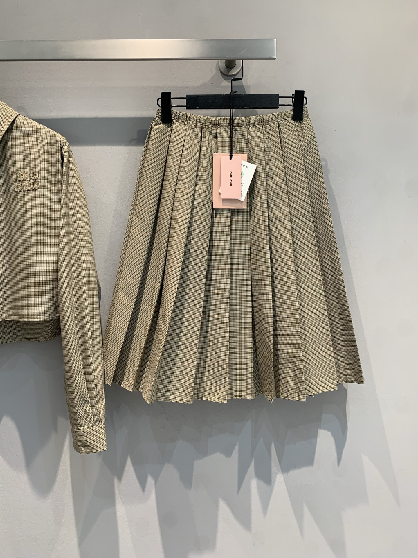 NO:425233,New models are shipped, original development Miumi*2025 early spring new retro plaid logo pleated skirt. Custom fabric texture full style, cut in place, zero changes!  There is also exquisite embroidery. All the details are matched online with the same series of shirts, which is a perfect sense of luxury!  36 38 40, miumiu, skirts, shirts, alexander wang19860909新款出货啦 原版开发 Miumi*2025早春新款复古格纹徽标百褶半裙.定制面料的纹路格调拉满 版型裁剪到位 零改动哦！还有精致的刺绣 所有细节都在线搭配同系列衬衫一套妥妥的高级感满满！码数36 38 40,,miumiu,skirts,shirts,alexander wang,Women's clothing