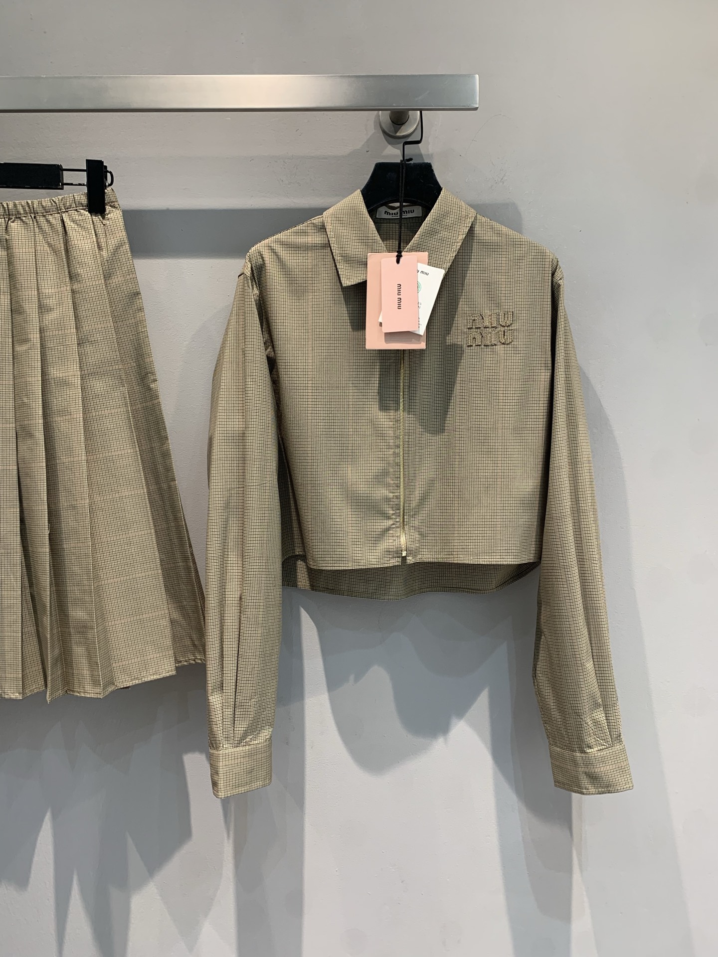 NO:425239,New models are shipped. Original development. Miumi*2025 early spring new retro plaid zipper shirt. The original custom fabric has a great texture and the details do not look monotonous. Check control must be included!  The short zippered shirt is paired with a plaid pleated skirt, retro and fashionable. The neat tailoring is suitable for a variety of occasions, easily creating a sweet and cool atmosphere, helping you become the focus of the street, and don’t miss out on fashion!  36 38 40, miumiu, skirts, shirts, alexander wang19860909新款出货啦 原版开发 Miumi*2025早春新款复古格纹拉链衬衫.原定制面料质感绝绝子,细节又不显得单调. 格纹控必入！短款拉链衬衫搭配同格纹百褶裙,复古又时髦.利落剪裁适配多种场合,轻松打造甜酷氛围感,助你成为街头焦点,时尚精别错过！码数36 38 40,,miumiu,skirts,shirts,alexander wang,Women's clothing