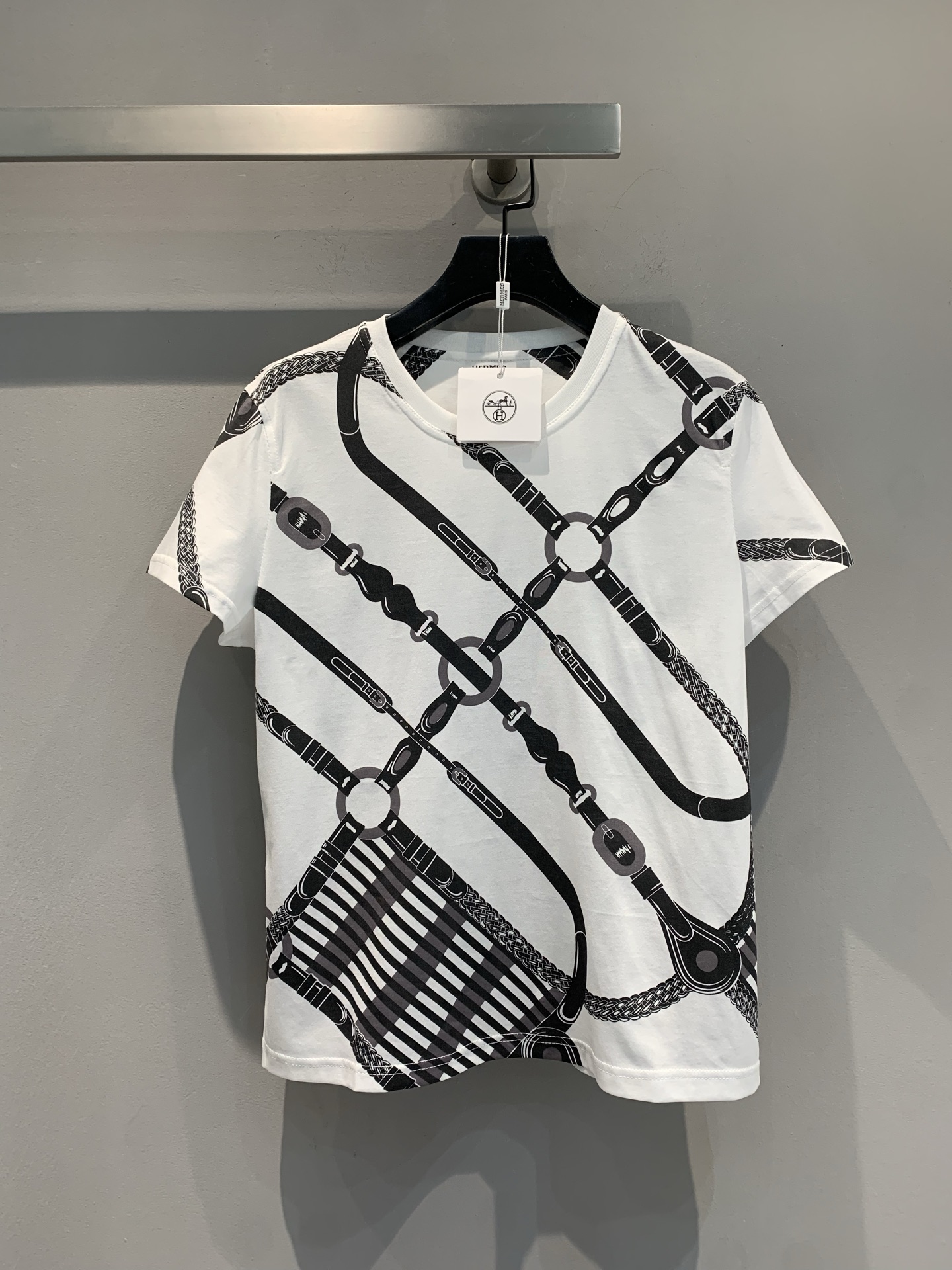 NO:426868,The new model is shipped. Original development. Her*2025 spring and summer new equestrian style printed round neck knitted short-sleeved T-shirt. Pure cotton knitted fabric, skin-friendly and breathable. Classic white T-base, printed with equestrian elements chains. It instantly has a high-end slack feeling, like wearing the equestrian farm elegantly~ The round neck basic style is super versatile, with jeans, it is casual and fashionable, and it can be used with a skirt to hold French lazy. The fabric is soft and comfortable to wear close to the body, like a fashionable and effortless outfit. Whoever wears it falls in love with it, come and pick your noble password. Code SML, skirts, jeans, T-shirt, tees, t-shirt, alexander wang19860909新款出货啦 原版开发 Her*2025春夏新款马术风印花圆领针织短袖T恤.纯棉针织面料,亲肤透气.经典白T打底,印上马术元素链条 瞬间自带高级松弛感,像把马场的优雅穿身上～圆领基础款超百搭,配牛仔裤是随性时髦精,搭半裙又能拿捏法式慵懒 面料软乎乎的,贴身穿巨舒服,像被云朵裹住时髦不费力的穿搭小心机,谁穿谁爱上,快来pick你的贵气感密码.码数SML,,skirts,jeans,T-shirt,tees，t-shirt,alexander wang,Women's clothing