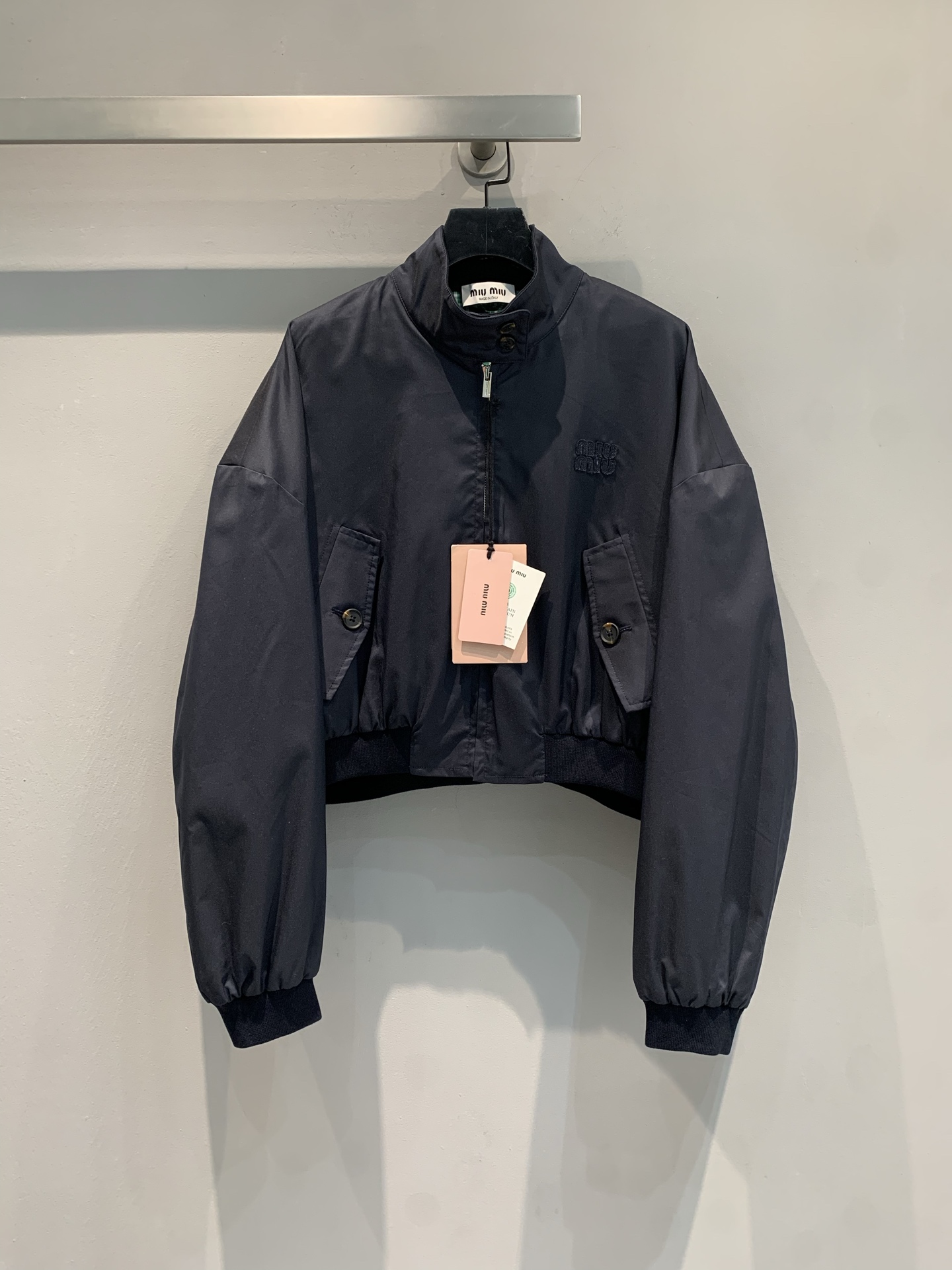 NO:429782,New model is shipped. Original development. Miumi*2025 early autumn new retro plaid inner short pilot jacket. Weld the 'noble and relaxed feeling' on the body. The classic bomber jacket is the short model with a super proportional navy color combination and is high-end and versatile. The fabric has a glossy feeling, which is so exquisite that it is to the bone~ Wear wide-leg pants, lazy and relaxed; with a short skirt, a sweet and cool explosion is a piece that grasps the 'rich daughter' feeling. Whoever wears it is the rich flower in the world!  SML, miumiu, skirts, jackets & coats, alexander wang19860909新款出货啦 原版开发 Miumi*2025早秋新款复古格纹内里短款飞行员夹克.把“贵气松弛感”焊在身上,经典飞行员夹克型,短款超显比例藏青配色高级又百搭,面料自带光泽感,精致到骨子里～ 搭阔腿裤,慵懒松弛；配短裙,甜酷炸场一件拿捏“富家千金”既视感,谁穿谁是人间富贵花本花！码数SML,,miumiu,skirts,jackets & coats,alexander wang,Women's clothing