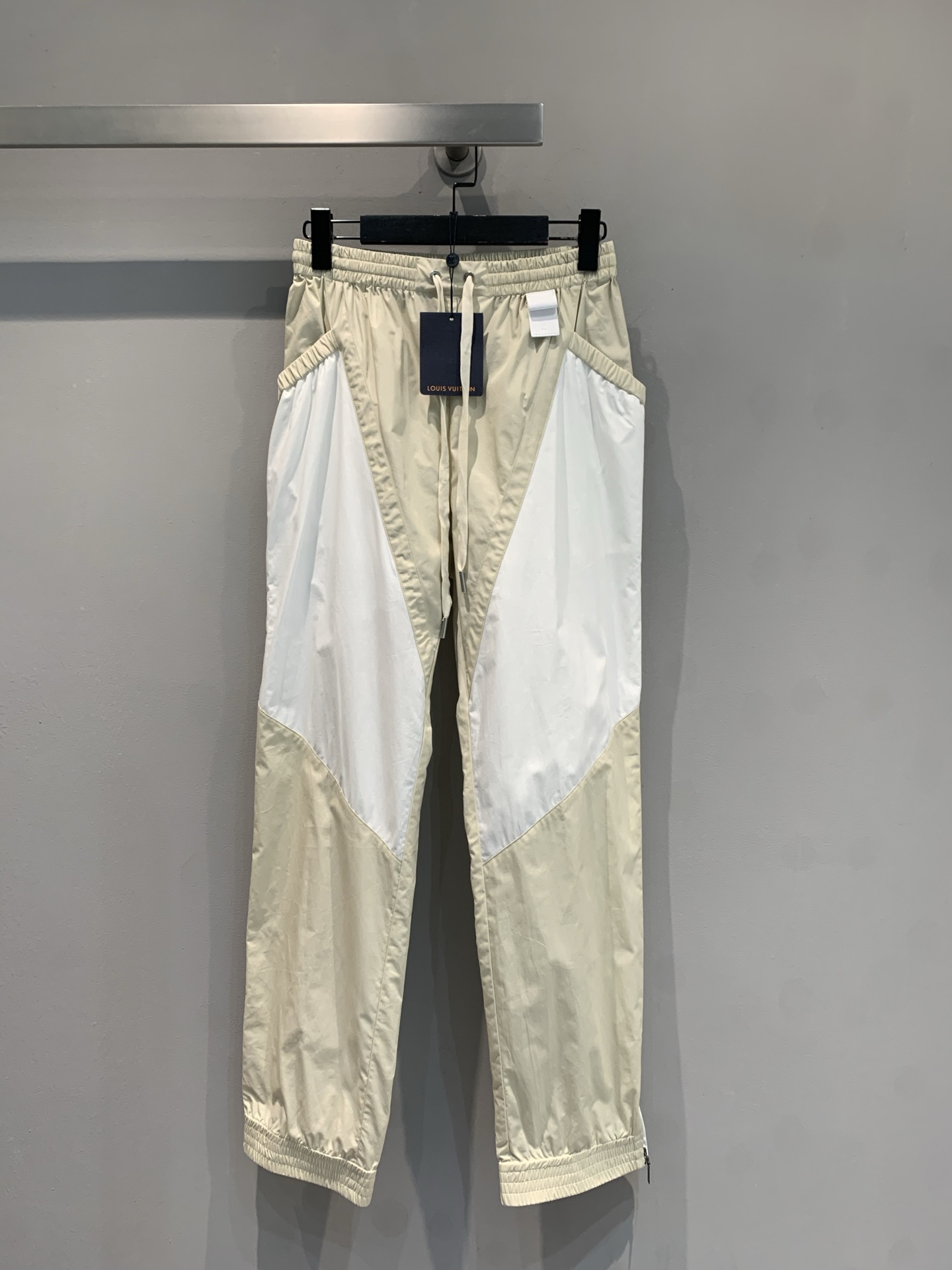 NO:429779,The new model is shipped. Original development. L's 2025 early autumn new retro contrasting color spliced ​​elastic waist lace-up sweatpants. The milk apricot white splicing is so amazing. The contrasting color design has a high-end feel. The trousers with a tucked flesh hide and make the legs look straight. They are very furious when going out and wearing every day when wearing streets and sports, and they become 'legged' in seconds. With a loose T-shirt, the slack feeling is pulled over and flexes the entire wardrobe. The 'lazy pants' are essential for fashionable people!  SML, louis vuitton,alexander wang19860909新款出货啦 原版开发 L家2025早秋新款复古撞色拼接松紧腰系带运动裤.奶杏拼白太绝了撞色设计自带高级感,束脚裤型藏肉又显腿直,日常出街、运动穿都很炸搭短上衣,秒变“腿精”；配宽松T,松弛感拉满一条裤子盘活整个衣橱,时髦人必备的“懒人神裤”！码数SML,,louis vuitton,alexander wang,Women's clothing