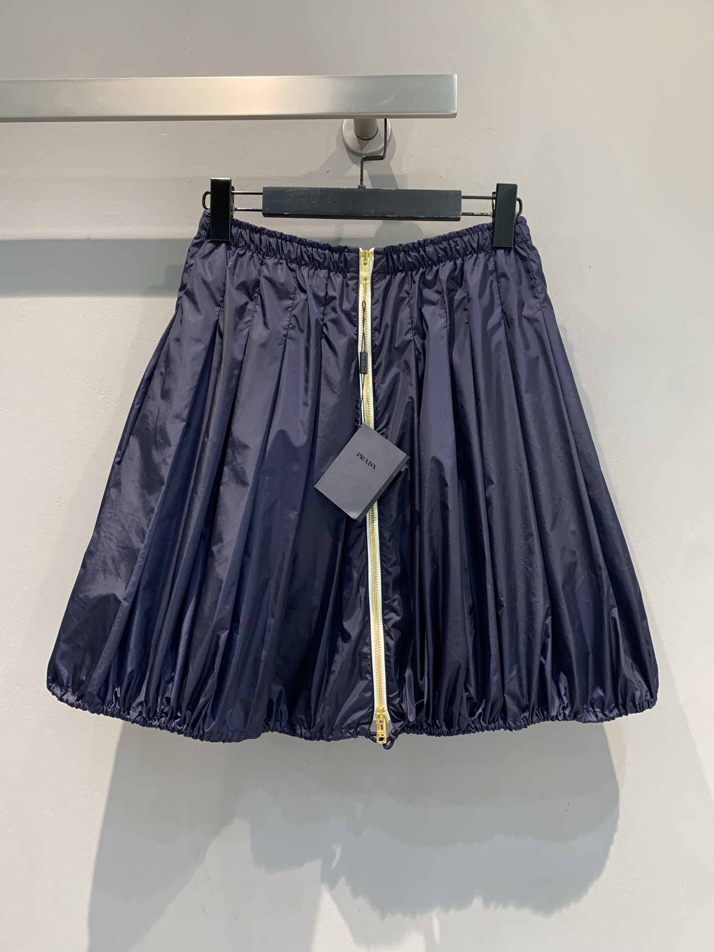 NO:427579,New models are shipped, original development Prad*2025 spring and summer new retro recycled nylon flower bud zipper skirt. Classic recycled nylon fabric, hiding high-end matte texture, the hem of the flower bud skirt is fluffy, with its own airy feeling. The side zipper design is super eye-catching, the zipper is slippery, instantly switching casually and exquisite, fashionable and simple white T-style, it is a relaxing senior style, with a short top, and the hot girl's atmosphere is directly controlled. You won't be tired after walking all day, and it's full of comfort. Prada is a must-have for girls' wardrobe, and it turns into a street focus when you wear it. Don't hesitate, this 'atmosphere' is locked!  SML, prada, skirts, alexander wang19860909新款出货啦 原版开发 Prad*2025春夏新款复古再生尼龙花苞拉链半裙.经典再生尼龙面料,藏着高级的哑光质感,花苞裙摆蓬蓬的 自带空气感.侧边拉链设计超吸睛,拉锁一滑,瞬间切换随性与精致,时髦度拉满搭简约白T 是松弛学姐风 配短款上衣 辣妹氛围直接拿捏 暴走一整天也不累,舒适度满分 Prada 女孩的衣橱必备,穿上秒变街头焦点 别犹豫,这条“氛围裙” 锁死好嘛！码数SML,,prada,skirts,alexander wang,Women's clothing