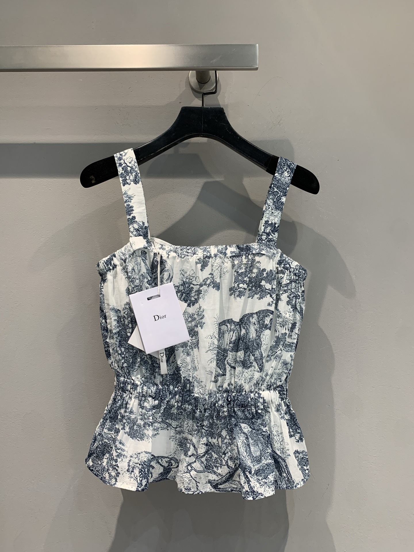 NO:427577,New model shipped l Original development CD2025 spring and summer new jungle animal print two-piece suspender top. It uses 100% pure cotton fabric, light and comfortable, and has good breathability. Positioning printing technology, classic blue and white color matching, with artistic filters. The full print looks like an oil painting wearing a wide shoulder strap to hide the small flesh. The waist-hugging design is pinched, and the waist-hip ratio is directly against the sky. The hourglass waist is full of vacation style. The striped white skirt is a Southern French girl. She wears jeans every day and becomes a slack and fashionable girl. She has a small shoulder bag on her back. She is a magazine blockbuster. Girls' summer battle robe, whoever wears it is better to be a god!  36 38 40, satchels, skirts, jeans, alexander wang19860909新款出货啦l 原版开发 CD2025春夏新款丛林动物印花两件套吊带上衣.采用百分百纯棉面料,轻盈舒适,透气性佳.定位印花工艺,经典蓝白配色,自带艺术滤镜 满幅印花像把油画穿身上宽肩带藏住小肉肉,收腰设计一掐,腰臀比直接逆天,沙漏腰说来就来度假风拉满 配条白裙就是南法少女,日常搭牛仔裤 秒变松弛感时髦精,背上小挎包,随手一拍都是杂志大片 女孩的夏季战袍,谁穿谁封神好嘛！码数36 38 40,,satchels,skirts,jeans,alexander wang,Women's clothing