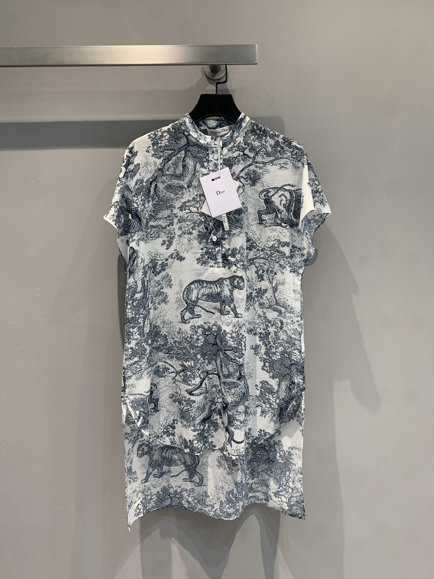 NO:427568,New model is shipped. Original development CD2025 spring and summer new jungle animal print pure cotton short-sleeved shirt dress. It uses 100% pure cotton fabric, light and comfortable, with good breathability, and positioning printing technology. It integrates jungle animals and natural scenery to bring artistic and high-end sense. Loose tailoring is suitable for diverse body shapes, and can be worn on daily streets and light social occasions. It is easy to grasp the French relaxed style. Whoever wears it is a fashionable ICON for walking, come and meet your unique elegance~code number 36 38 40,,skirts,T-shirt,alexander wang19860909新款出货啦 原版开发 CD2025春夏新款丛林动物印花纯棉短袖衬衣裙.采用百分百纯棉面料,轻盈舒适,透气性佳,定位印花工艺.融入丛林动物与自然景致,将艺术感与高级感拉满 .宽松剪裁适配多元身形,日常出街、轻社交场合都能穿,轻松拿捏法式松弛格调,谁穿谁是行走的时尚ICON,速来邂逅独属于你的优雅～码数36 38 40,,skirts,T-shirt,alexander wang,Women's clothing