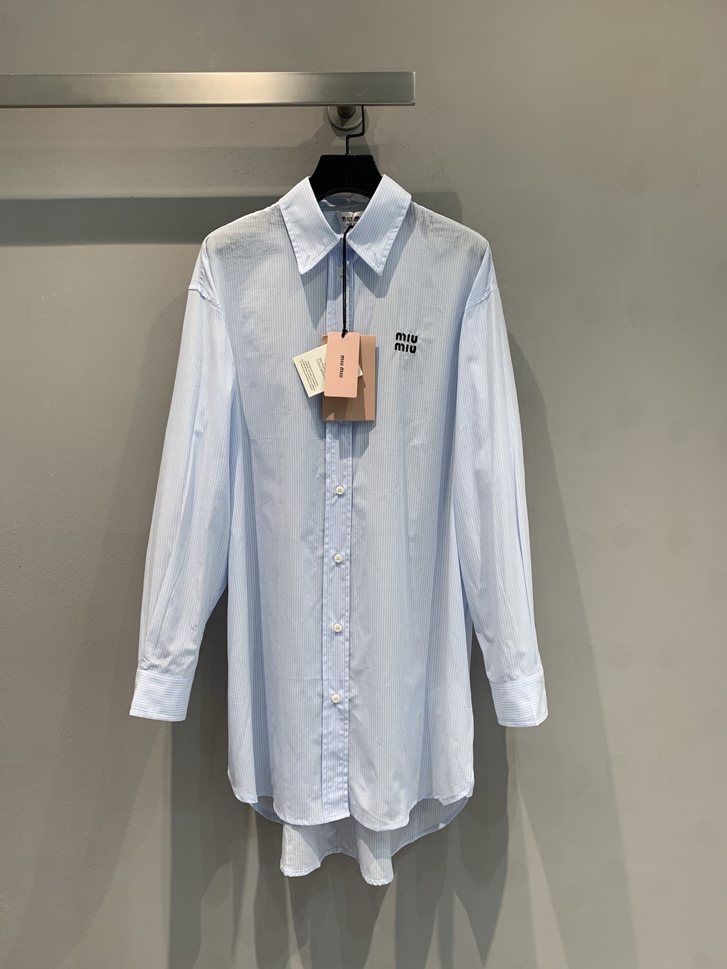 NO:429799,New style is shipped. Original development. Miumi*2025 early autumn new retro letter logo striped shirt skirt, light blue stripes + long shirt skirt style, with a relaxed chest logo of 'walking with wind'. Low-key and high-end. It is a cool heroine in single wear. When wearing a coat, it is even more amazing. When wearing a shorts, the bottom disappears and becomes a hot girl in seconds. Wearing a long skirt, the literary sense is full of one piece to unlock N ways to wear. SML, miumiu, skirts, shorts, jackets & coats, shirts, alexander wang19860909新款出货啦 原版开发 Miumi*2025早秋新款复古字母logo条纹衬衫裙,浅蓝条纹+长衬衫裙型,自带“走路带风”的松弛感胸前小logo 低调又高级,单穿是清冷大女主,当外套叠穿更绝～配短裤,下衣失踪秒变辣妹；搭长裙,文艺感拉满一件解锁N种穿法.码数SML,,miumiu,skirts,shorts,jackets & coats,shirts,alexander wang,Women's clothing