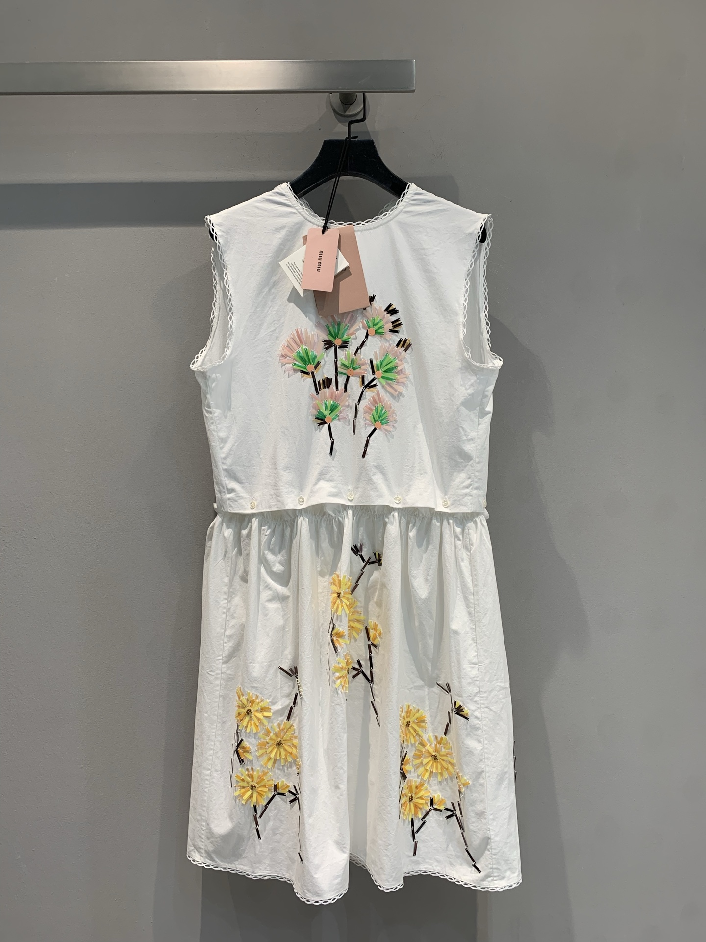 NO:429816,New model is shipped, original development Miumi*2025 spring and summer new sweet style lace heavy industry embroidery two-piece dress. White skirt control ecstasy sleeveless design + color embroidery, wear spring on the body~ waist-closing + small flowers on the skirt hem, sweet and lively, like a girl walking out of the garden. Wear on dates, straight men are crazy about their hearts; wear on vacation, and the island atmosphere is full!  Whoever wears is the 'freshness in the world', a must-have romantic battle robe in spring. SML, miumiu, skirts, alexander wang19860909新款出货啦 原版开发 Miumi*2025春夏新款甜美风花边重工刺绣两件套连衣裙.白裙控狂喜无袖设计+彩色刺绣,把春天穿在身上～ 收腰+裙摆小花,甜美又灵动,像从花园里走出来的少女 约会穿,直男疯狂心动；度假穿,海岛氛围直接拉满！谁穿谁是“人间小清新”,春天必备的浪漫战袍 码数SML,,miumiu,skirts,alexander wang,Women's clothing