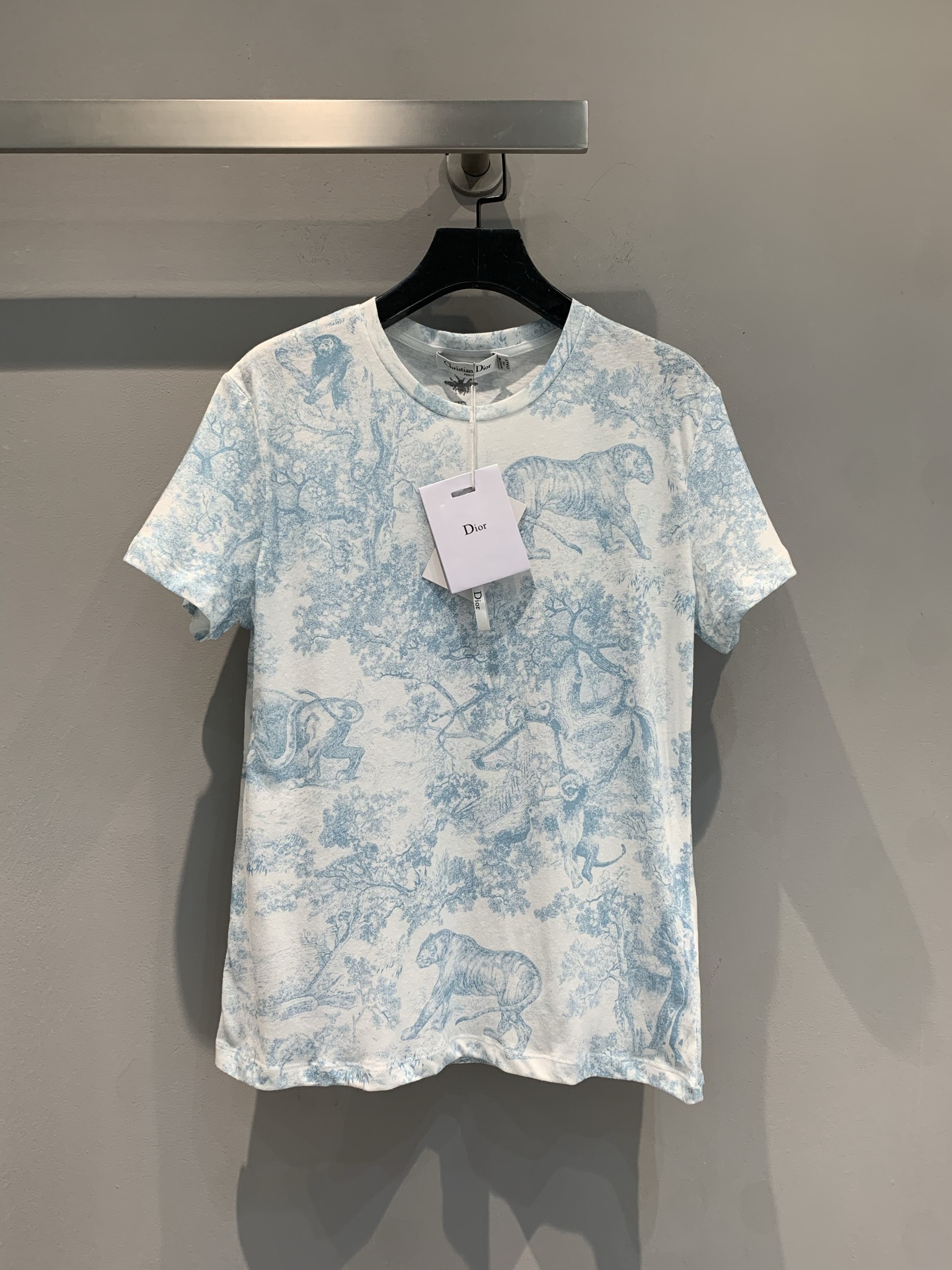 NO:427571,New model is shipped. Original development CD2025 spring and summer new jungle animal print short-sleeved T-shirt. It uses imported cotton and linen blended fabric, with delicate texture, skin-friendly and breathable. Wear the jungle wonders. Fresh blue and white, tigers and monkeys play among the branches and leaves, full of artistic sense~ basic round neck + short sleeves, suitable for daily commuting and leisure travel, easy to grasp the relaxed and fashionable feeling, and it is a 'fashion ecological blockbuster' to walk. If you understand Dior aesthetics, don't miss the number 36 38 40,,dior,T-shirt,tees,t-shirt,alexander wang19860909新款出货啦 原版开发 CD2025春夏新款丛林动物印花短袖T恤.采用进口棉麻混纺面料,质感细腻,亲肤透气.把丛林奇景穿身上 清新蓝白,老虎、灵猴在枝叶间嬉戏,艺术感拉满～基础圆领+短袖,日常通勤、休闲出游都适配,轻松拿捏松弛时髦感,穿上就是行走的 “时尚生态大片”,懂 Dior 美学的别错过码数36 38 40,,dior,T-shirt,tees，t-shirt,alexander wang,Women's clothing