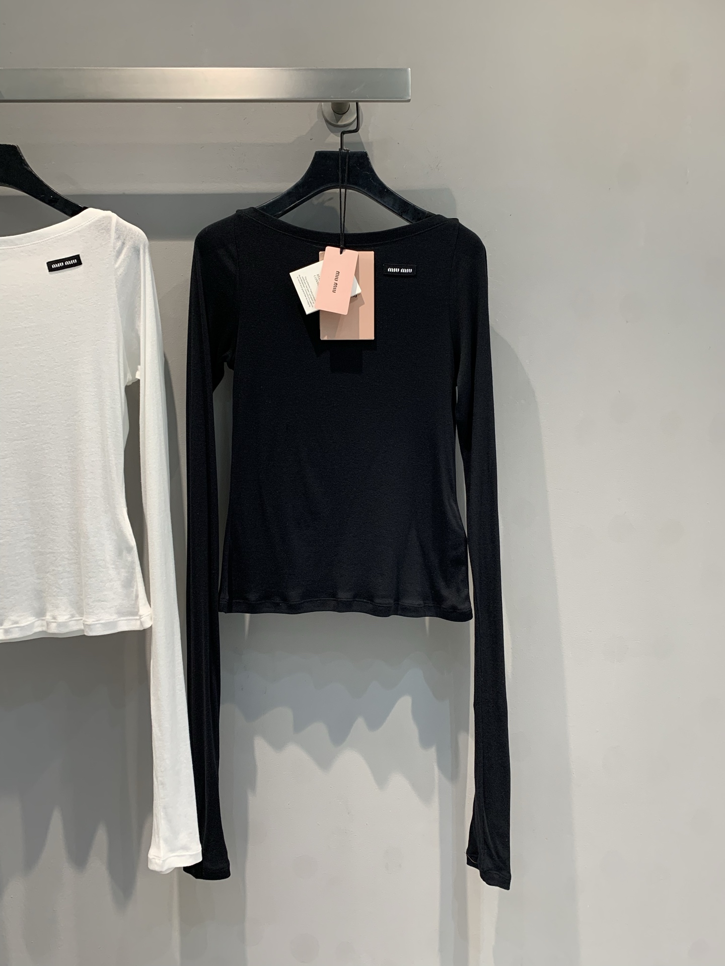 NO:427585,The new model is shipped. Original development. Miumi*2025 early autumn new fashionable and versatile one-length collar base shirt. It uses 100% pure cotton fabric, light and comfortable, and has good breathability. One-length collar + short tailoring, right-angle shoulders and ant waist with one click. The thin and transparent texture of the celestial silk, and the close-fitting look like a cloud wrapped in black and white match will never go wrong!  You can wear jeans alone/layered = casual and relaxed feeling and suit skirt = cool and cool intellectual style. The most worthwhile basic style this quarter!  Lock this group of black and white CP codes SML, miumiu, skirts, jeans, business suit, alexander wang19860909新款出货啦 原版开发 Miumi*2025早秋新款时髦百搭一字领打底衫.采用百分百纯棉面料,轻盈舒适,透气性佳.一字领+短款剪裁,直角肩、蚂蚁腰一键拿捏,薄薄透透的天丝质感,贴身穿像被云朵裹住黑白配永远不出错！单穿/叠穿都能炸场搭牛仔裤=随性松弛感搭西装裙=清冷知识分子风本季度最值得入的基础款！锁死这组黑白CP码数SML,,miumiu,skirts,jeans,business suit,alexander wang,Women's clothing