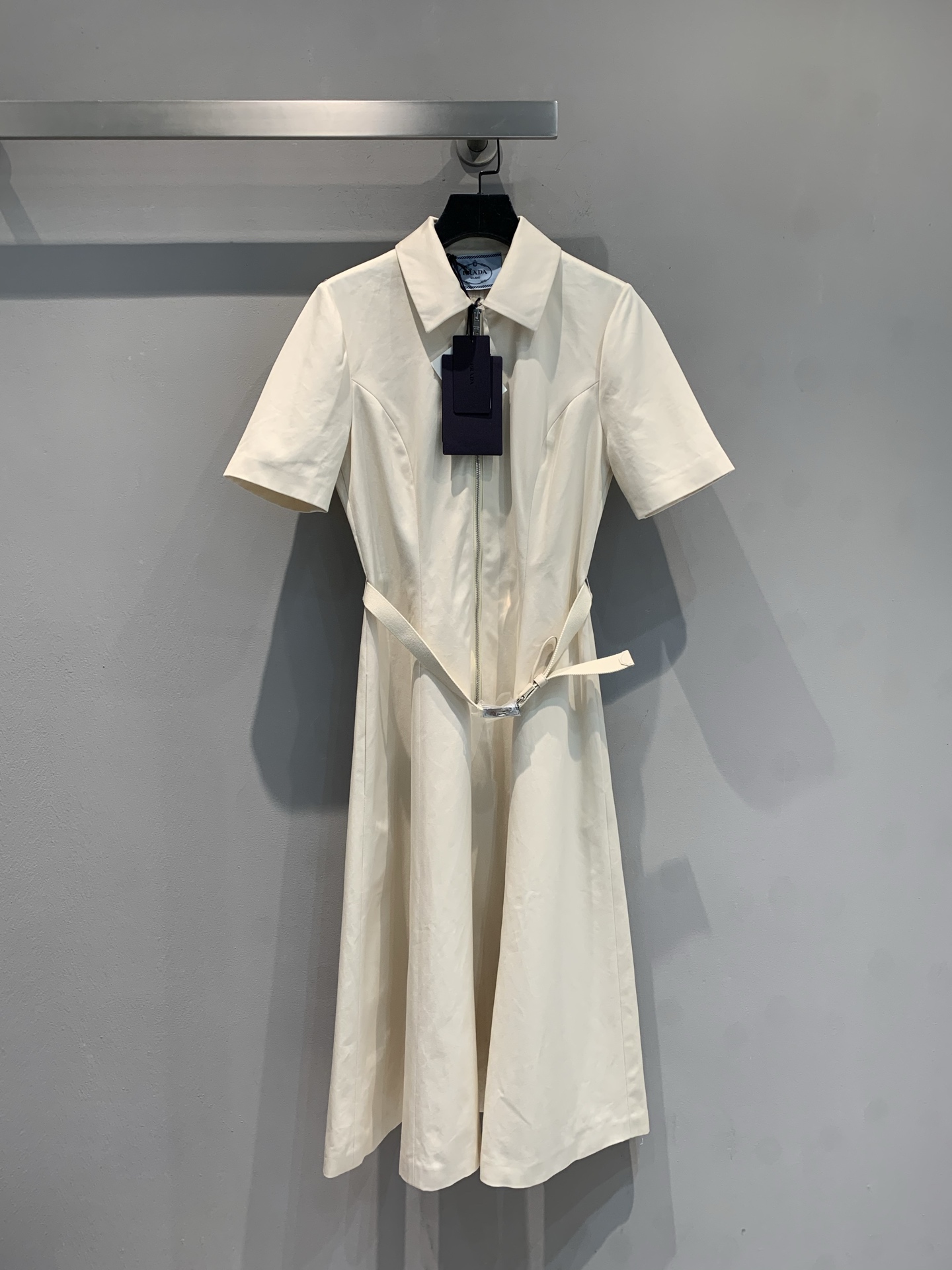 NO:444618,The new model is shipped. Original real shot. Prad*2025 early autumn new lapel belt zipper dress. Shirt collar + waist umbrella sway, neat and gentle, with a lady filter. A belt, waist and hip ratio is directly conspicuous. Daily wear is elegant, commuting and wear, and it is easy to match. It is a relaxed and noble feeling~ The white moonlight that must be found in the fashionable closet, whoever wears it is beautiful to cry!  SML, prada, skirts, shirts, alexander wang19860909新款出货啦 原版实拍 Prad*2025早秋新款翻领腰带拉链连衣裙.衬衫领+收腰伞摆,利落又温柔,自带大小姐滤镜 腰带一系,腰臀比直接封神,日常穿优雅,通勤穿干练,随手一搭都是松弛贵气感～时髦精衣柜里必须有的白月光,谁穿谁美哭！码数SML,,prada,skirts,shirts,alexander wang,Women's clothing