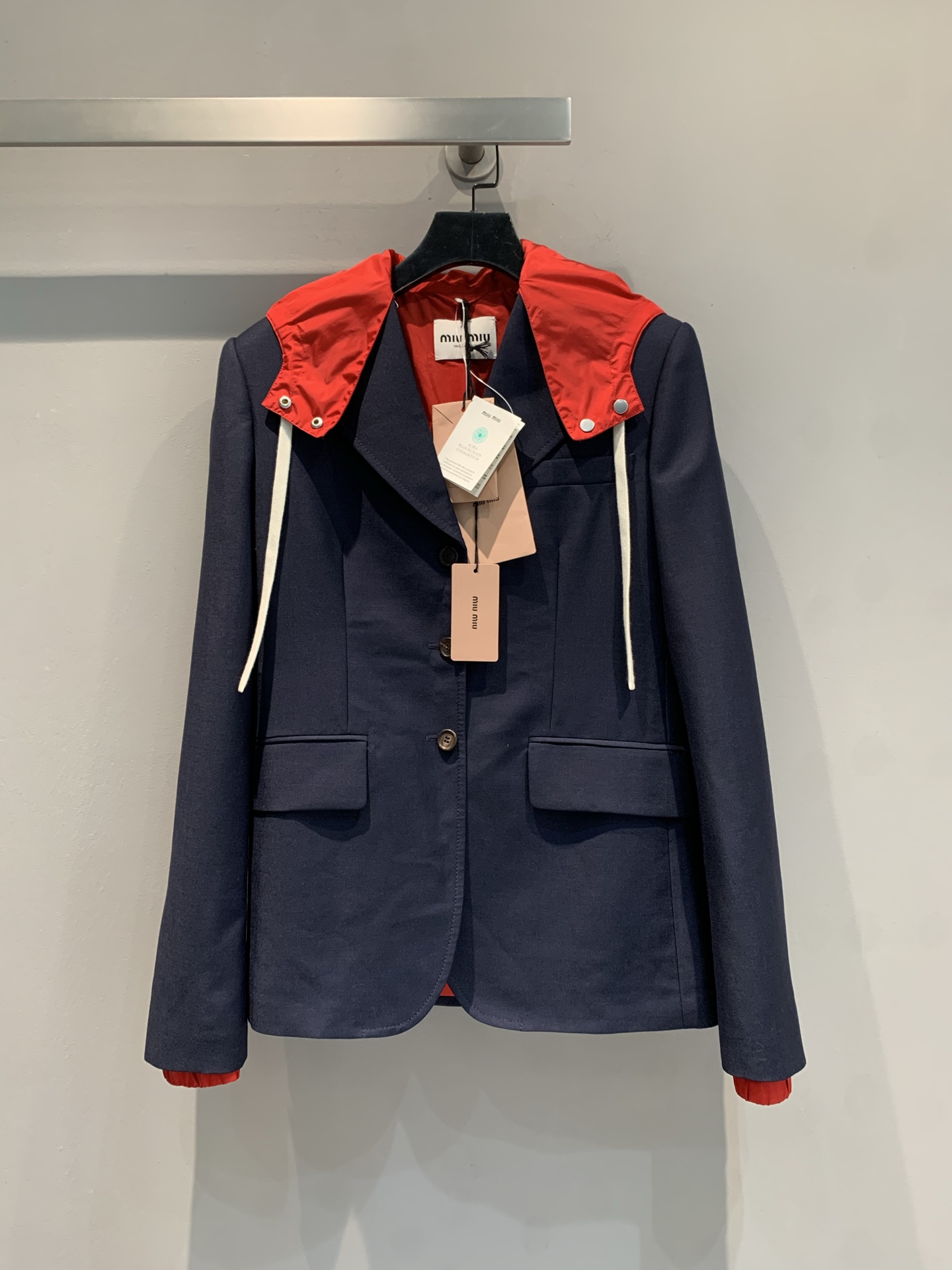 NO:451291,The new model is shipped. Original real shot. Miumi*2025 early autumn new retro fashionable fake two-piece hooded suit jacket. It uses a blended wool + mohair fabric. It has a delicate texture and a crisp style. Who knows it!  Miu's hidden blue and red suit directly hits the ability of the aesthetic hidden blue suit, hits the playfulness of the red hood, and even the cuffs are hidden. The red edges are exposed, and the fashionable feel is full of tailoring and slimming. The workplace wears aura and becomes a relaxed beauty in seconds when you get off work, and you can code SML when commuting/on the street, miumiu, jackets & coats, business suit, hats, alexander wang19860909新款出货啦 原版实拍 Miumi*2025早秋新款复古时髦假两件连帽西装外套.采用绵羊毛+马海毛混纺面料.质感细腻,版型挺括.谁懂啊！Miu系这件藏蓝拼红西装直接戳中审美藏蓝西装的干练 撞上红色连帽的俏皮 连袖口都藏着小心机,红边一露,时髦感拉满剪裁利落又显瘦,职场穿气场开挂 下班套上秒变松弛感美人,通勤/出街都能打码数SML,,miumiu,jackets & coats,business suit,hats,alexander wang,Women's clothing