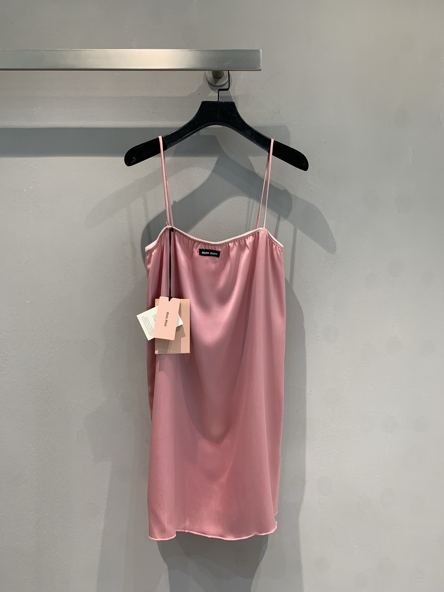 NO:429809,New models are shipped. Original development. Miumi*2025 summer new sweet style lace suspender dress. It uses imported acetate fabric, which is skin-friendly and soft, and has a full drooping feeling. It comes with a 'sweet and sweet' filter!  Satin texture is silky and noble, suspender + slim skirt style, pure and sexy~ wearing a single person is a relaxed lady, wearing a small suit instantly turns into a sweet and sassy workplace. Wearing it on dates and parties, it is directly beautiful to become the 'center of atmosphere'. Whoever wears it is the peach on earth is the peach on earth. SML, miumiu, skirts, business suit, alexander wang19860909新款出货啦 原版开发 Miumi*2025夏季新款甜美风花边吊带连衣裙.采用进口醋酸面料,亲肤柔软,垂感十足.自带“嗲里嗲气”滤镜！缎面质感丝滑显贵,吊带+修身裙型,纯欲又性感～单穿是松弛大小姐,外搭小西装秒变职场甜飒精 约会、聚会穿它,直接美成“氛围中心”,谁穿谁是人间水蜜桃本桃 码数SML,,miumiu,skirts,business suit,alexander wang,Women's clothing