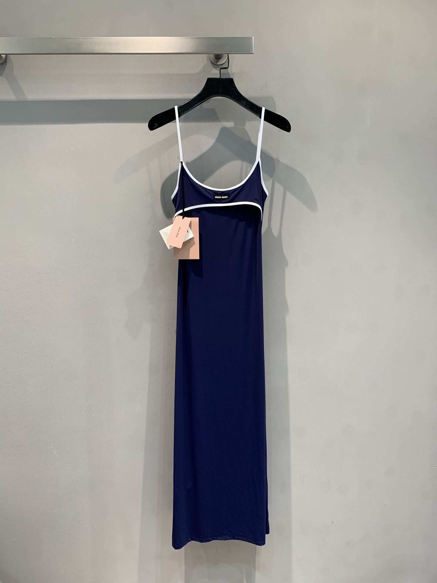 NO:429784,The new model is shipped. Original development Miumi*2025 spring and summer new small fresh black label letter contrasting edge suspender dress. It uses imported recycled technology cotton-elastic fabric, which is skin-friendly and comfortable and elastic. The navy blue color combination comes with a sense of alienation contrasting shoulder strap + slim skirt, which balances the sexy and coolness just right. It is a cold white skin beauty in one single wear. The small suit on the outside instantly turns into a workplace and wears it on a daily basis. When walking, it comes with a 'no one to approach' filter. Whoever wears it is a cold model for the world. SML, miumiu, skirts, business suit, alexander wang19860909新款出货啦 原版开发 Miumi*2025春夏新款小清新黑标字母撞色边吊带连衣裙.采用进口再生科技棉纶面料,亲肤舒适,弹力十足.藏青配色自带疏离感撞色肩带+修身裙型,把性感和清冷平衡得刚好～单穿是冷白皮美人,外搭小西装秒变职场拽姐日常出街、约会穿它,走路都带“生人勿近”滤镜,谁穿谁是人间清冷范本.码数SML,,miumiu,skirts,business suit,alexander wang,Women's clothing