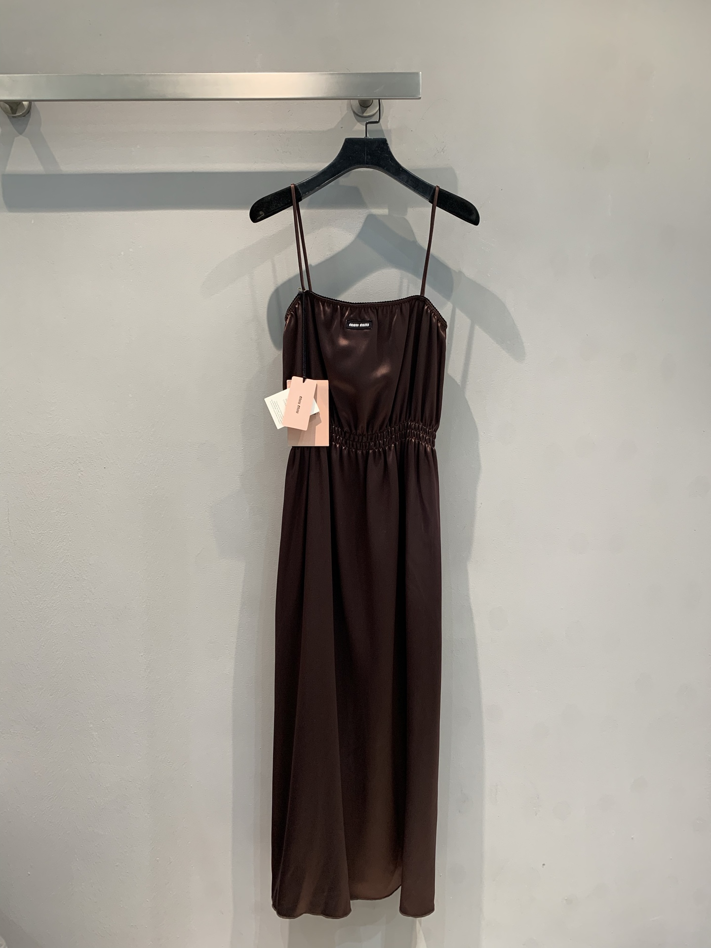 NO:429792,New model is shipped. Original development. Miumi*2025 summer new lazy style lace elastic waist suspender dress. It uses imported acetate fabric. It is skin-friendly and soft and has a full drooping feeling. The dark brown satin is like a cup of slightly drunk hot cocoa. The suspender + waist-hugging design balances the sexy and relaxing feeling just right. Wearing a single cardigan instantly turns into French literary and artistic essence. Wearing it on a daily basis on a date, you will wear it with a 'atmosphere filter' when walking. Whoever wears it is a lazy model in the world. SML,,miumiu, skirts, alexander wang19860909新款出货啦 原版开发 Miumi*2025夏季新款慵懒风花边松紧腰吊带连衣裙.采用进口醋酸面料.亲肤柔软,垂感十足.深棕缎面像一杯微醺的热可可 吊带+收腰设计,把性感和松弛感平衡得刚好～单穿是慵懒美人,外搭小开衫秒变法式文艺精日常出街、约会穿它,走路都带“氛围感滤镜”,谁穿谁是人间慵懒范本.码数SML,,miumiu,skirts,alexander wang,Women's clothing