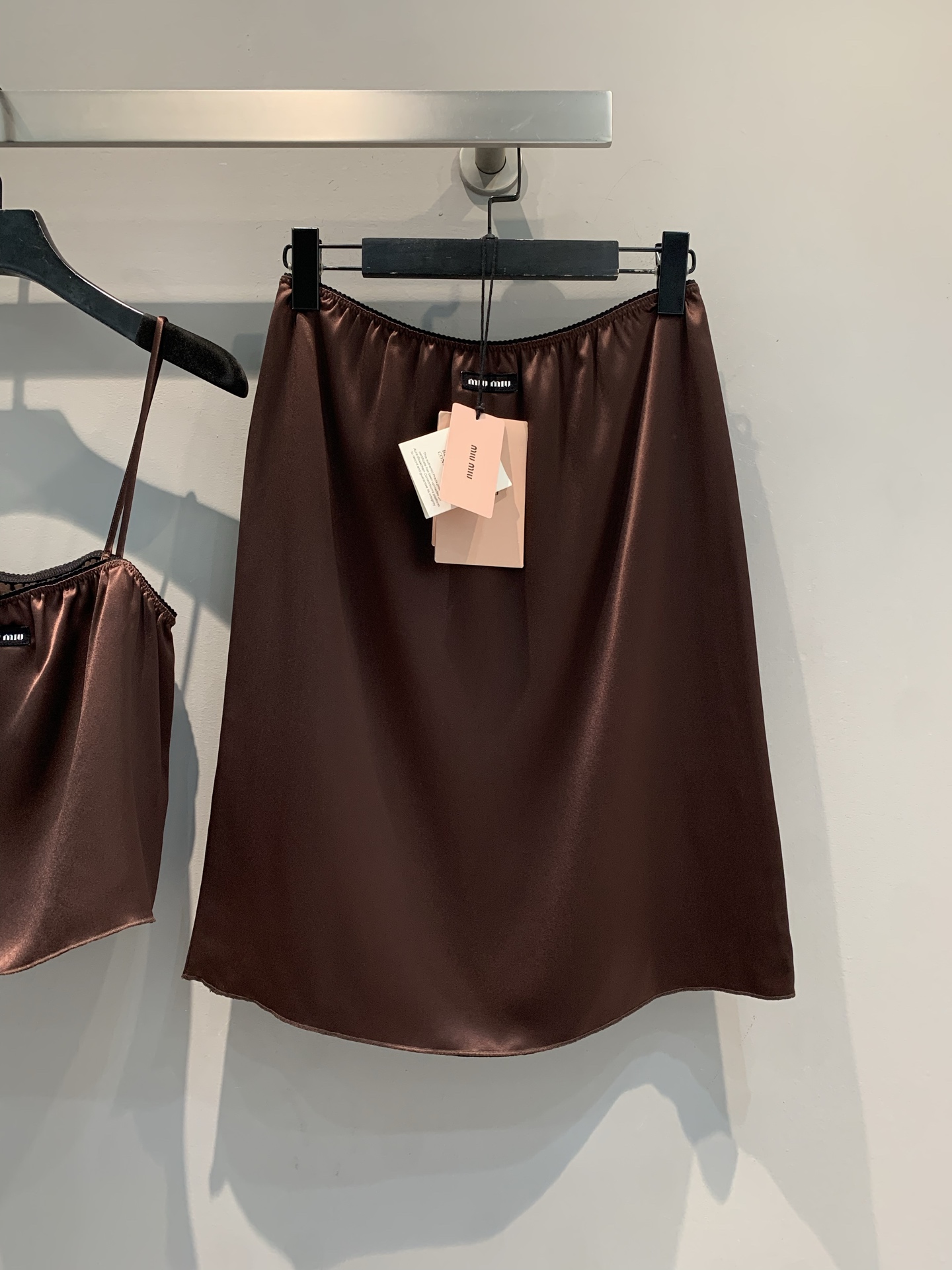 NO:429818,New model is shipped, original development Miumi*2025 summer new sweet style lace suspender + skirt set. It uses imported acetate fabric, which is skin-friendly and soft and has a full drooping feeling. I was asked!  Miu Miu satin suit, weld the 'noble and relaxed feeling' on the body, with a soft light filter suspender + skirt, pure and noble, like wearing 'skin is glowing' on the body~ wearing it alone is a loose lady, wearing a small suit on the outside instantly turns into a noble spirit in the workplace every day when going out on a date, and directly beautify it into a 'wealthy flower in the world'. Whoever wears it is a rich daughter. SML, miumiu, skirts, business suit, alexander wang19860909新款出货啦 原版开发 Miumi*2025夏季新款甜美风花边吊带+半裙套装.采用进口醋酸面料,亲肤柔软,垂感十足.被问爆！Miu Miu 缎面套装,把“贵气松弛感”焊在身上,自带柔光滤镜吊带+半裙,纯欲又显贵,像把“肌肤在发光”穿在身上～单穿是松弛大小姐,外搭小西装秒变职场贵气精日常出街、约会穿它,直接美成“人间富贵花”,谁穿谁是富家千金本千金.码数SML,,miumiu,skirts,business suit,alexander wang,Women's clothing