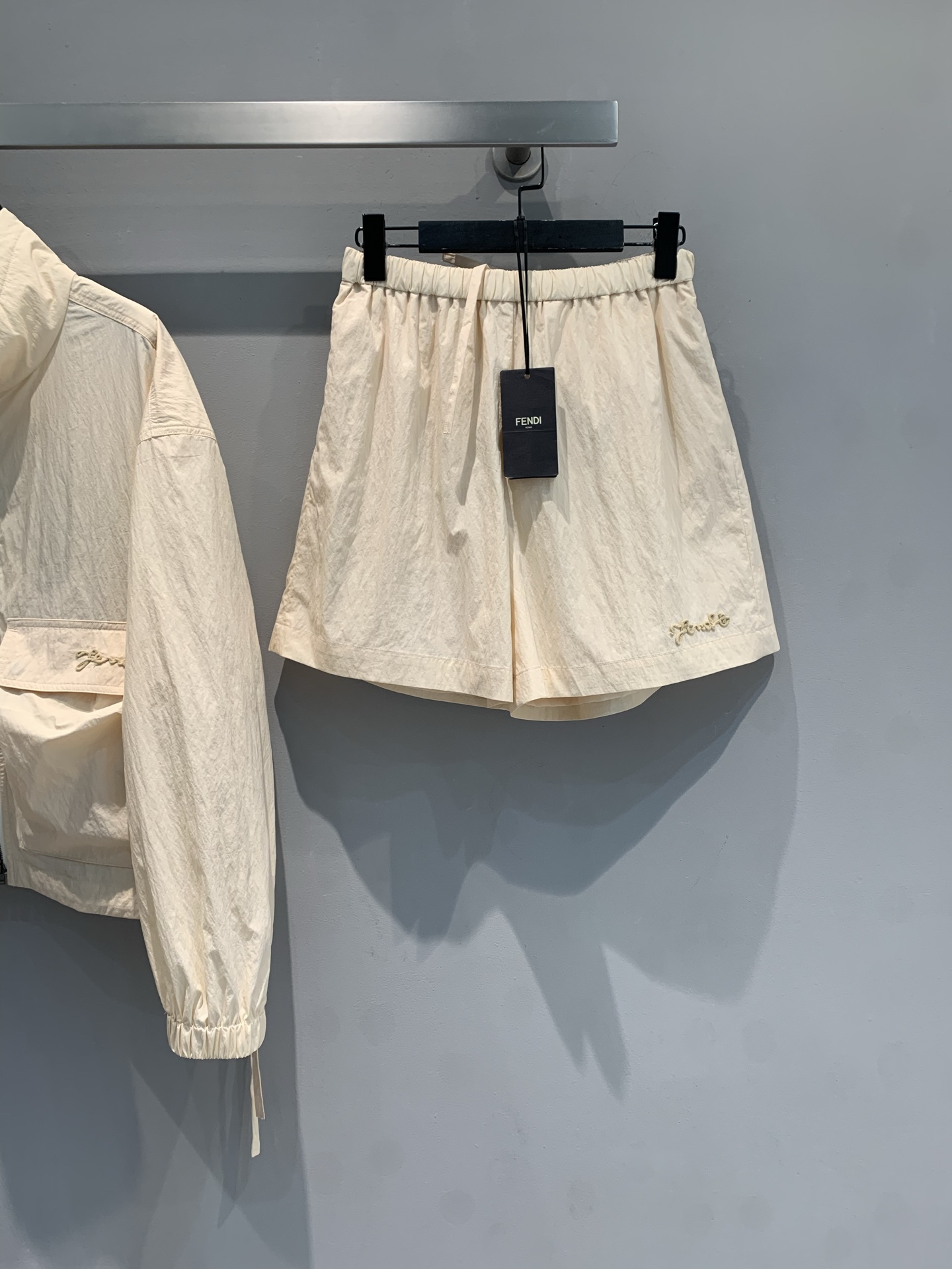 NO:428429,The new shorts are shipped. Original development. Fend*2025 spring and summer new retro embroidered letter sunscreen set. It uses imported recycled nylon fabric, which is light and comfortable, and has good breathability. It has a lazy atmosphere. Shorts are high waist + wide. It hides meat and makes the legs look long. The jacket drawstring design is casual and fashionable. Daily outing and traveling outfits can easily grasp the relaxed and high-end feeling. Number of 36 38 40,,fendi, shorts, jackets & coats,alexander wang19860909短裤新款出货啦 原版开发 Fend*2025春夏新款复古刺绣字母防晒套装.采用进口再生尼龙面料,轻盈舒适,透气性佳.自带慵懒氛围,短裤高腰+阔型 藏肉显腿长一绝,外套抽绳设计 休闲又时髦,日常出街、旅行穿搭 轻松拿捏松弛高级感.码数36 38 40,,fendi,shorts,jackets & coats,alexander wang,Women's clothing