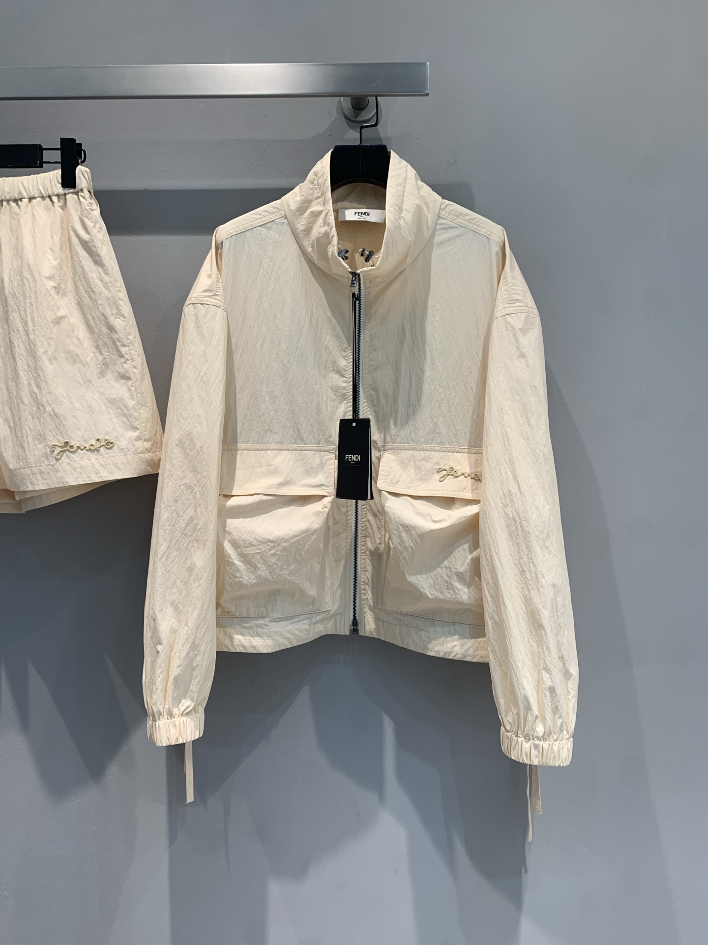 NO:428439,The new jacket l model has been shipped. Original development. Fend*2025 spring and summer new retro embroidered letter sunscreen set. It uses imported recycled nylon fabric, which is light and comfortable, and has good breathability. It has a lazy atmosphere. Shorts are high waist + wide. It hides the flesh to make the legs look longer. The jacket drawstring design is casual and fashionable. Daily outing and traveling outfits can easily grasp the relaxed and high-end feeling. Number of 36 38 40,,fendi, shorts, jackets & coats,alexander wang19860909外套 l新款出货啦 原版开发 Fend*2025春夏新款复古刺绣字母防晒套装.采用进口再生尼龙面料,轻盈舒适,透气性佳.自带慵懒氛围,短裤高腰+阔型 藏肉显腿长一绝,外套抽绳设计 休闲又时髦,日常出街、旅行穿搭 轻松拿捏松弛高级感.码数36 38 40,,fendi,shorts,jackets & coats,alexander wang,Women's clothing