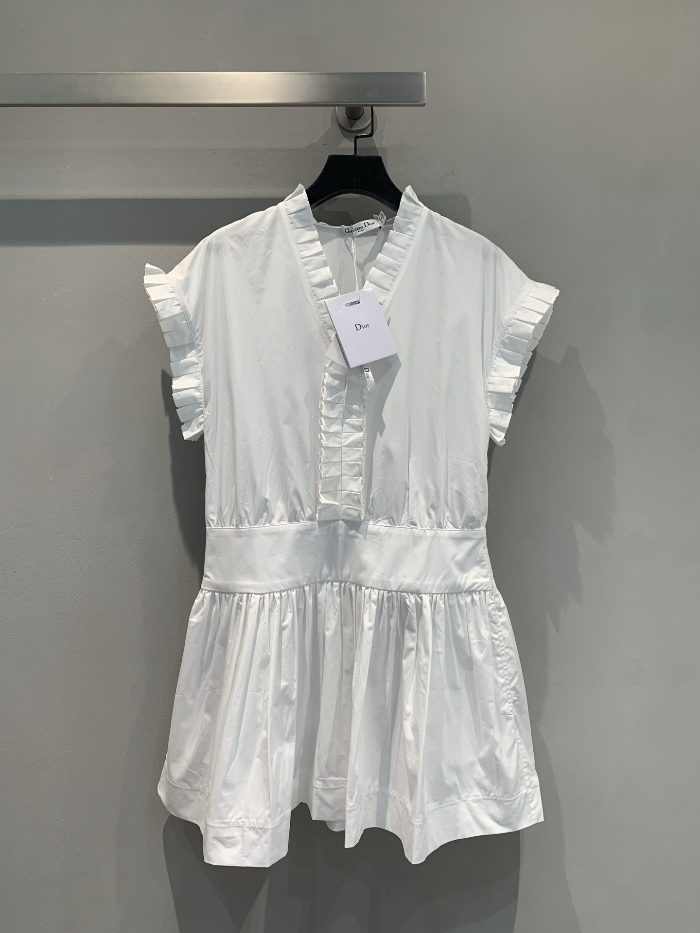 NO:428407,New model is shipped. Original development CD2025 spring and summer new black earrings V-neck waist-hugging dress. It uses cotton + silk blended fabric, delicate texture, skin-friendly and comfortable. V-neck + black earrings design comes with gentle filter, waist-closing + fluffy skirt. It hides the flesh and looks agile, and the fabric is refreshing. It looks like a cloud-wrapped date and wears = little sweet beans on earth, commuting clothes = little white flowers in the workplace, one-click to switch to fairy mode, whoever wears will fall!  36 38 40, skirts, real silk, alexander wang19860909新款出货啦 原版开发 CD2025春夏新款木耳边V领收腰连衣裙.采用棉+真丝混纺面料,质感细腻,亲肤舒适.V领+木耳边设计 自带温柔滤镜,收腰+蓬蓬裙摆 藏肉又显灵动,面料清爽 夏天穿像裹了层云朵约会穿=人间小甜豆,通勤穿=职场小白花,一键切换仙女模式 谁穿谁沦陷！码数36 38 40,,skirts,real silk,alexander wang,Women's clothing