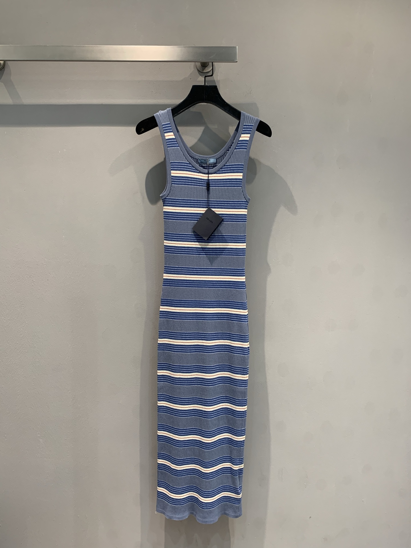 NO:429794,New model is shipped. Original development. Prad*2025 spring and summer new retro contrasting striped V-neck knitted dress. It uses YB custom high elastic fabric and imported machine knitting technology. Sleeveless + slim skirt shape, outlines the perfect figure, the fabric is soft and skin-friendly, and the comfort is full. It is a cool beauty when wearing it alone. It becomes fashionable to wear a small jacket in seconds and every day when going out on the street and date. Whoever wears it is a 'walking atmosphere artifact', a must-have slack robe number for summer SML, prada, skirts, jackets & coats, alexander wang19860909新款出货啦 原版开发 Prad*2025春夏新款复古撞色条纹V领针织连衣裙.采用YB定制高弹面料,进口机针织工艺.无袖+修身裙型,勾勒完美身材,面料软糯亲肤,舒适度拉满～单穿是清冷美人,搭件小外套又秒变时髦精日常出街、约会穿都很绝,谁穿谁是“行走的氛围神器”,夏日必备的松弛感战袍码数SML,,prada,skirts,jackets & coats,alexander wang,Women's clothing