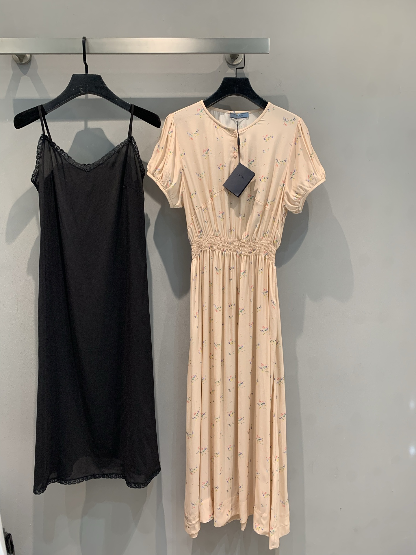 NO:428415,New style is shipped, original development Prad*2025 spring and summer new celebrity style waist-hugging floral mulberry silk dress. It uses 100% mulberry silk fabric, light and comfortable, soft and breathable. Puff sleeves + waist-hugging design, the princess's atmosphere is directly full, and when you wear it, you will become a Disney escape princess date, picnic, afternoon tea... The atmosphere is matched, the first floral skirt in spring, lock this one!  SML, prada, skirts, alexander wang19860909新款出货啦 原版开发 Prad*2025春夏新款名媛风收腰碎花桑蚕丝连衣裙.采用百分百桑蚕丝面料,轻盈舒适,柔顺透气.泡泡袖+收腰设计,公主氛围感直接拉满,穿上秒变迪士尼在逃公主约会、野餐、下午茶… 氛围感穿搭拿捏,春天的第一条碎花裙,锁死这条！码数SML,,prada,skirts,alexander wang,Women's clothing