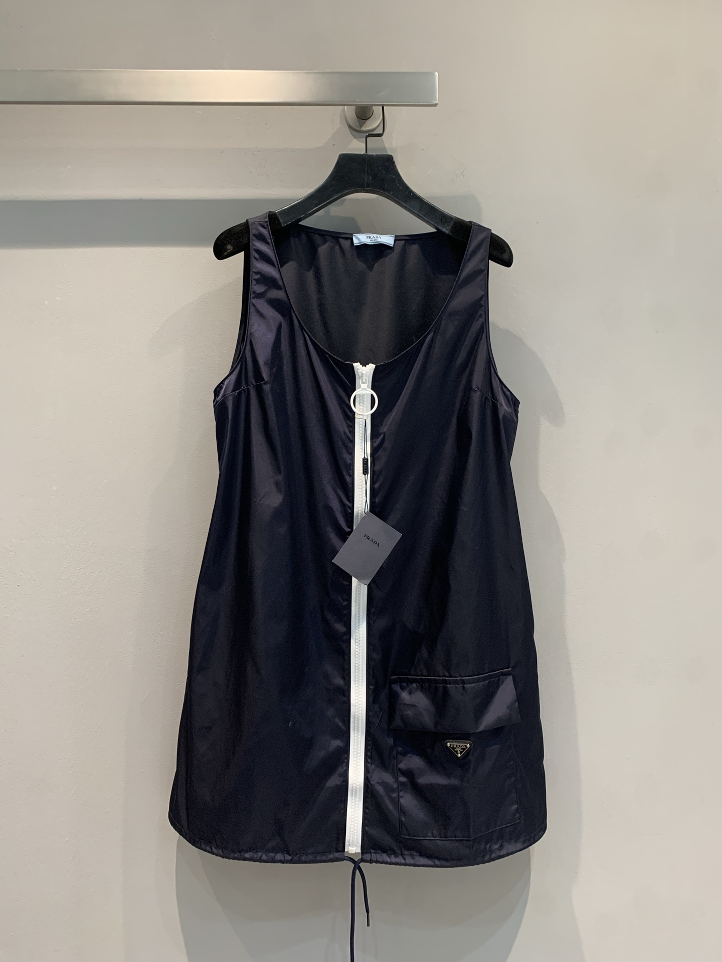 NO:428419,New model is shipped, original development Prad*2025 spring and summer new triangle recycled nylon zipper vest dress. Classic recycled nylon fabric with a low-key and high-end feel, large U-neck + zipper design, simple and hiding tricks. Side pocket + triangle label, trendy and cool atmosphere, no need to bother to match, you can go out by putting it on, you can hold it in daily commuting, shopping and dates, and even light business occasions. The relaxed feeling of walking with the wind, whoever wears it falls in love with it!  !  Sisters who want to get lazy and fashionable feel, just close their eyes and rush to finish the work SML, prada, skirts, alexander wang19860909新款出货啦 原版开发 Prad*2025春夏新款三角标再生尼龙拉链背心连衣裙.经典再生尼龙面料 自带低调高级感,大U领+拉链设计 简约又藏着小心机.侧边口袋+三角标 潮酷氛围感拉满不用费心搭配 套上就能出门,日常通勤、逛街约会 甚至轻商务场合都能hold住.走路带风的松弛感 谁穿谁爱上！！想get慵懒时髦感的姐妹 闭眼冲就完事儿码数SML,,prada,skirts,alexander wang,Women's clothing