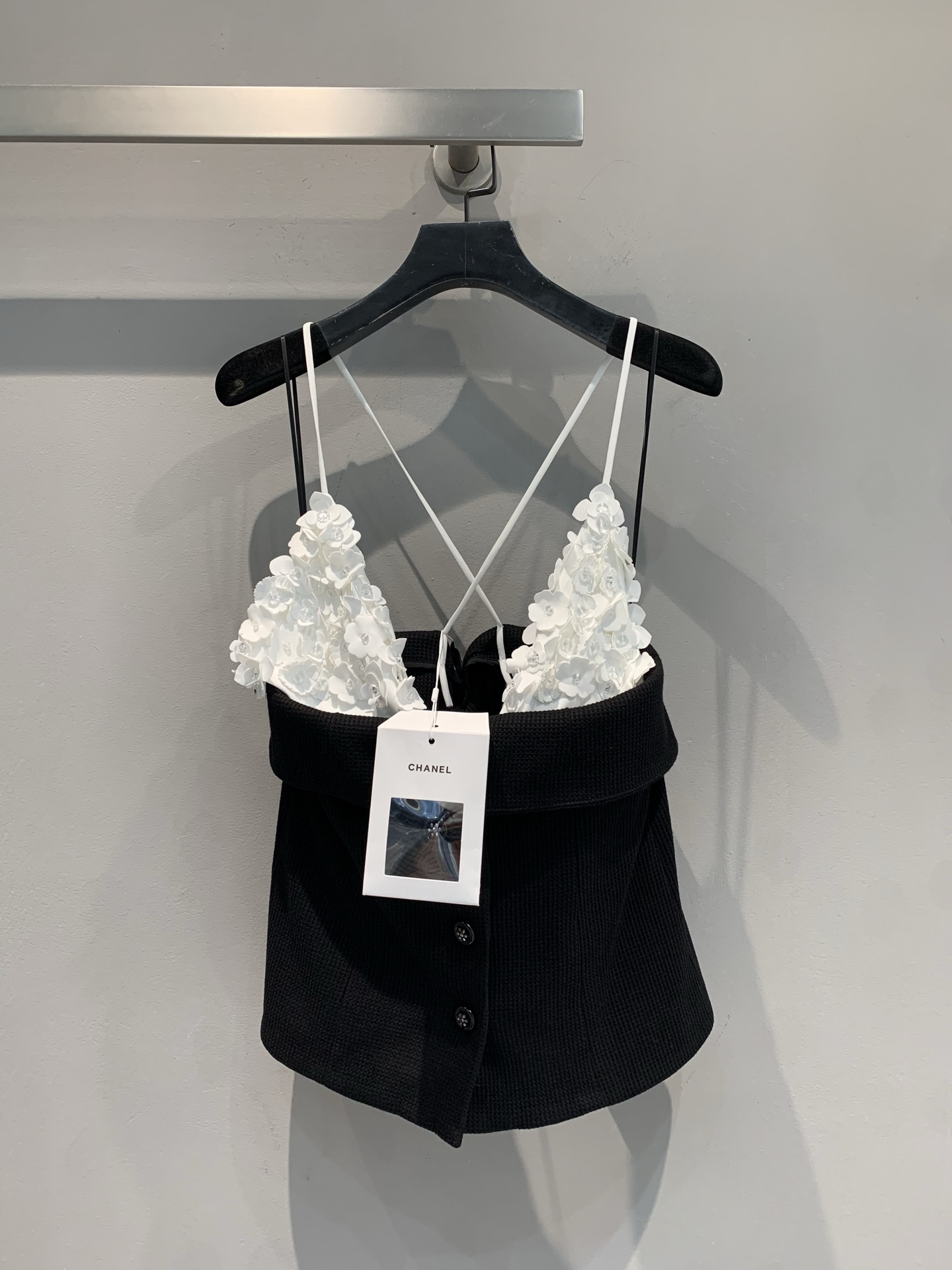 NO:427582,New model is shipped, original development C home 2025 spring and summer new celebrity style handmade flower splicing suspender top. Xiangjia Another King of Kings Design Black and White Splicing + Three-dimensional Flower Breast, a pure and ardent ceiling!  Crossed thin shoulder straps to fill the slack feeling. They come with a 'noble filter' to wear to the exhibition, date, and explode... It is so beautiful that the photographer chases and takes pictures!  This wave of not buying will really make you cry!  36 38 40, chanel, chanel, alexander wang19860909新款出货啦 原版开发 C家2025春夏新款名媛风手工花朵拼接吊带上衣.香家又一王炸设计黑白拼接+立体花朵胸型,又纯又欲的天花板！交叉细肩带 把松弛感拉满 自带「贵气滤镜」,穿去看展、约会、炸场子… 美到摄影师追着拍！这波不买真的会哭！码数36 38 40,,chanel,chanel,alexander wang,Women's clothing