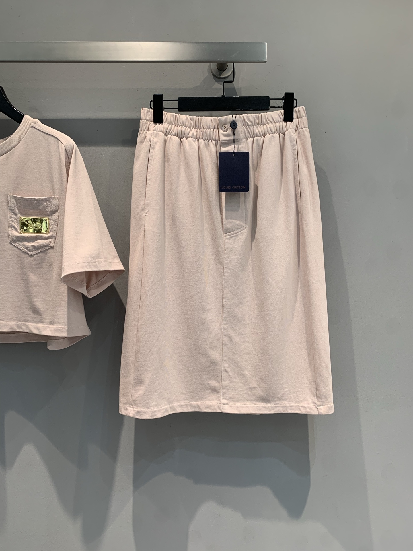 NO:429786,New model is shipped, original development Ljia's new retro cherry blossom pink gold label elastic waist skirt. It uses 100% pure cotton fabric, which is skin-friendly and comfortable and has good breathability. The gentle and open-minded 'Ambient God Skirt' pink skirt is extremely soft and glutinous fabric + elastic waist design, full of comfort~ Simple tailoring hides a sense of high-end, matched with the same series short T-shirt, and the gentle and relaxing feeling directly controls daily commuting, dates and shopping, and even on vacation. Switch the 'gentle heroine' mode with one click, whoever wears it will fall!  SML, louis vuitton, skirts, alexander wang19860909新款出货啦 原版开发 L家2025春夏新款复古樱花粉金标松紧腰半裙.采用百分百纯棉面料,亲肤舒适,透气性佳.温柔到开挂的“氛围神裙”这条粉裙绝绝子软糯面料+松紧腰设计,舒适度拉满～ 简约剪裁藏着高级感,搭同系列短T,温柔松弛感直接拿捏日常通勤、约会逛街,甚至度假穿,一键切换“温柔大女主”模式,谁穿谁沦陷！码数SML,,louis vuitton,skirts,alexander wang,Women's clothing