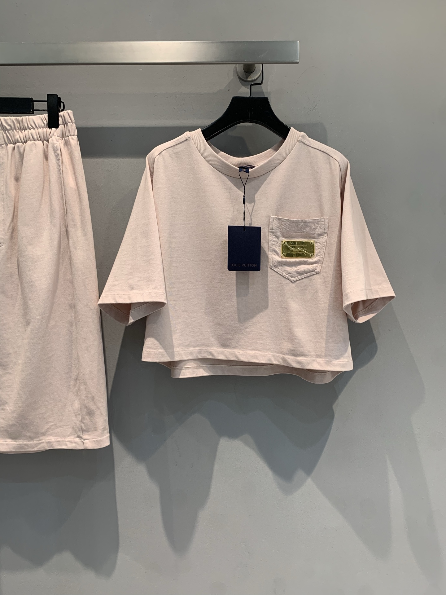 NO:429796,New model is shipped. Original development. Ljia 2025 spring and summer new retro cherry blossom pink gold label short T-shirt. It uses 100% pure cotton fabric, skin-friendly and comfortable, and has good breathability. Short waist-exposed design + small gold label pocket, sweet and cool balanced just right~ Wear a skirt in the same color, and it is full of slackness; with jeans, it is sweet and cool and everyday outing and dates. Whoever wears it is the peach code of the peach SML, louis vuitton, skirts, jeans, tees, t-shirt, alexander wang19860909新款出货啦 原版开发 L家2025春夏新款复古樱花粉金标短款T恤.采用百分百纯棉面料,亲肤舒适,透气性佳.短款露腰设计+小金标口袋,甜酷平衡得刚好～ 搭同色系半裙,松弛感拉满；配牛仔裤,又甜又飒日常出街、约会穿都很绝,谁穿谁是人间水蜜桃本桃码数SML,,louis vuitton,skirts,jeans,tees，t-shirt,alexander wang,Women's clothing