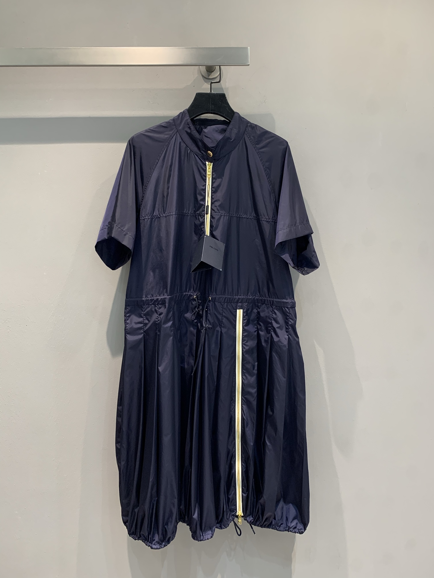 NO:429004,New model is shipped. Original development. Prad*2025 spring and summer new lazy style recycled nylon hooded sunscreen dress. It uses recycled nylon fabric, which is light and comfortable, and has good breathability. The hat can be stored and disassembled, with a small stand collar + drawstring waist, lazy and hide flesh, metal zipper contrasting colors, details hit the fashionable heart. Just wear it, it is a effortless and luxurious feeling. Commuting, dating, vacation... One-click to adapt to N scenes. SML, prada, skirts, hats, alexander wang19860909新款出货啦 原版开发 Prad*2025春夏新款慵懒风再生尼龙连帽防晒连衣裙.采用再生尼龙面料,轻盈舒适,透气性佳.帽子可收纳拆卸,小立领+抽绳收腰,慵懒又藏肉,金属拉链撞色,细节戳中时髦心巴 随手一穿,都是不费力的贵气松弛感.通勤、约会、度假… 一键适配N种场景.码数SML,,prada,skirts,hats,alexander wang,Women's clothing