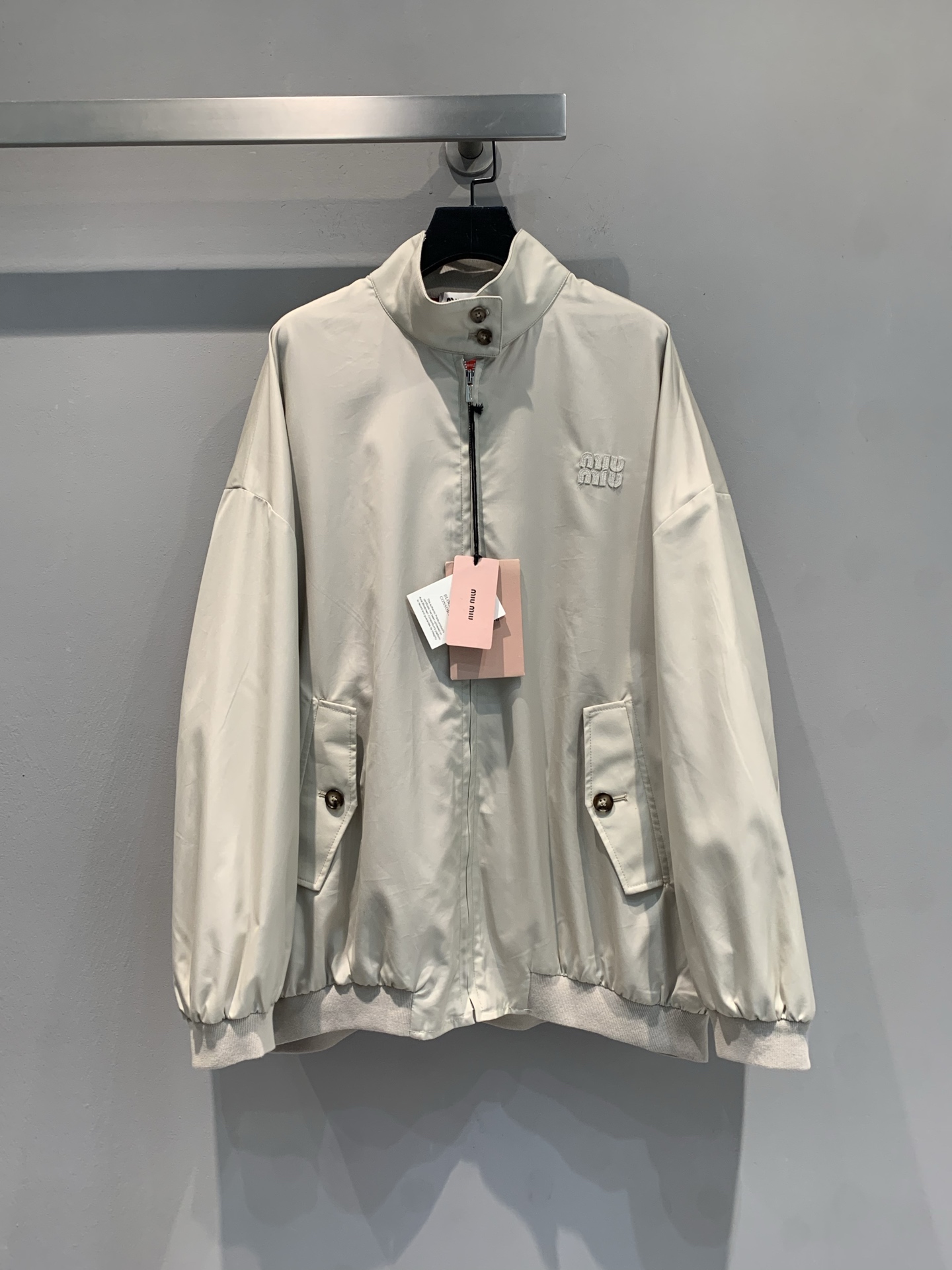 NO:429776,New model is shipped, original development Miumi*2025 early autumn new boyfriend style embroidered letters stand-alone zipper jacket. I was asked!  The milky apricot jacket has a slack ceiling, and the fairy single item with its own noble filter is silhouette cut and fashionable. The milky apricot color is gentle to foul, and the embroidery logo shows the identity in low-key~ Wearing it alone in spring and autumn, and the relaxed feeling of walking with the wind; layering it in cold winter, it is fashionable and layered player. Wear shorts to reveal your legs and long skirts, and you can 'adapt to one-click' in all styles!  Whoever wears it knows the sense of high-end, get it directly promoted to wear ICON code SML, miumiu, skirts, shorts, jackets & coats, jackets & coats, alexander wang19860909新款出货啦 原版开发 Miumi*2025早秋新款男友风刺绣字母立领拉链夹克外套.被问爆！奶杏色夹克,松弛感天花板,自带贵气滤镜的神仙单品廓形剪裁藏肉又时髦,奶杏色温柔到犯规,刺绣 logo 低调彰显身份～春秋单穿,走路带风的松弛感；寒冬叠穿,又是时髦叠穿玩家 搭短裤露腿、配长裙温柔,各种风格都能“一键适配”！谁穿谁懂的高级感,入手直接晋升穿搭ICON 码数SML,,miumiu,skirts,shorts,jackets & coats,jackets & coats,alexander wang,Women's clothing