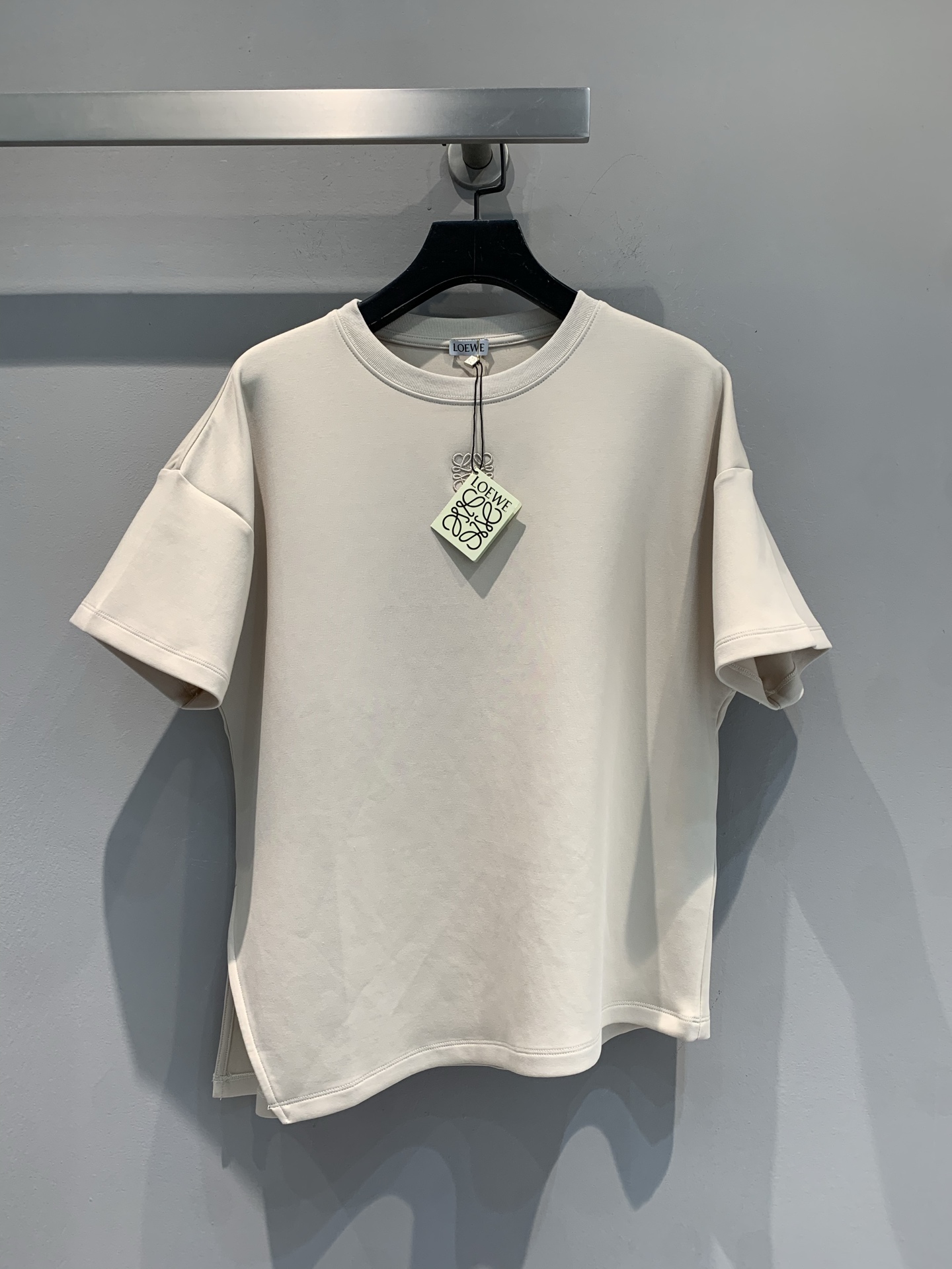 NO:428994,The new model is shipped. Original development. Loew*2025 spring and summer new round neck small embroidered logo short-sleeved custom tailoring design, with both pure cotton material and comfort. The simple and atmospheric small-size design really shows the figure, the right length. Visually automatically divides the figure into a golden ratio, whether worn alone or under the base. S M L,,loewe, T-shirt, gold, alexander wang19860909新款出货啦 原版开发 Loew*2025春夏新款圆领小标刺绣logo短袖定制裁剪设计,纯棉材质与舒适度兼具.简约大气的小版型设计真的巨显身材,恰到好处的衣长 视觉自动将身材分割出黄金比例,无论单穿或者打底都很绝.码数 S M L,,loewe,T-shirt,gold,alexander wang,Women's clothing