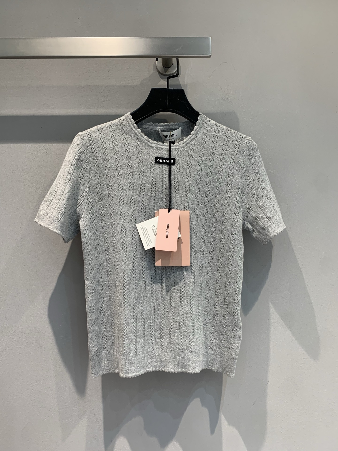 NO:429757,New models are shipped. Original development. Miumi*2025 early autumn new fashionable and versatile black label lace collar knitted short sleeves. Pure cotton knitted fabric. Imported machine knitting technology. Delicate pit strip texture, outline neat lines, and lace collar design has a sense of exquisiteness, which makes it easy to grasp the fashionable atmosphere. Daily dressing is superb. It is synonymous with exquisite and nobleness, and it is an eye-catching item in the wardrobe. SML, miumiu, skirts, jeans, T-shirt, alexander wang19860909新款出货啦 原版开发 Miumi*2025早秋新款时髦百搭黑标花边领针织短袖.纯棉针织面料.进口机针织工艺.细腻坑条纹理,勾勒利落线条,花边领设计自带精致感,轻松拿捏时髦氛围～日常搭半裙、牛仔裤都超绝,穿上就是精致贵气代名词,衣橱必备的吸睛单品.码数SML,,miumiu,skirts,jeans,T-shirt,alexander wang,Women's clothing