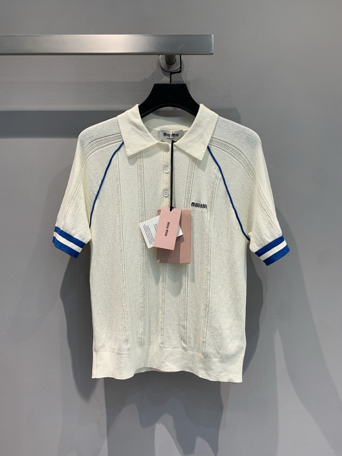 NO:428984,New model is shipped. Original development. Miumi*2025 spring and summer new style college style contrasting polo collar knitted short sleeves. Fresh buttery white base, blue strip contrasting finishing touch. Polo collar + knitted texture, retro and fashionable, exquisite small labels hide details, noble feeling fills daily skirts and trousers, easy to grasp the French slack feeling, wear it, comes with a filter for the heroine of the youth idol drama. SML, miumiu, skirts, T-shirt, alexander wang19860909新款出货啦 原版开发 Miumi*2025春夏新款学院风撞色polo领针织短袖.清新奶油白打底,蓝条撞色点睛 Polo领+针织肌理,复古又时髦,精致小标藏细节,贵气感拉满日常搭裙装、裤装都很绝,轻松拿捏法式松弛感,穿上它,自带青春偶像剧女主滤镜.码数SML,,miumiu,skirts,T-shirt,alexander wang,Women's clothing