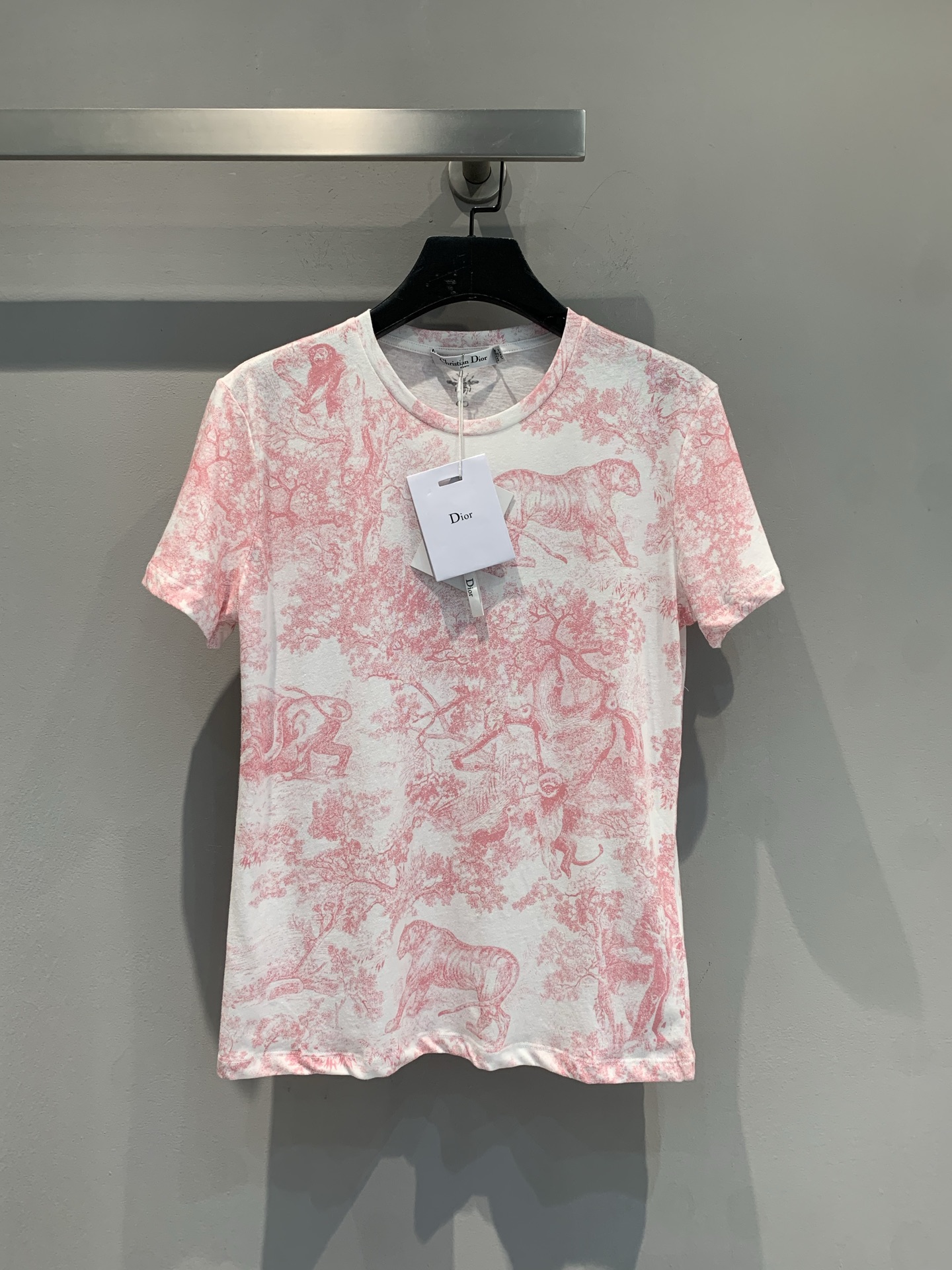 NO:428422,New model shipped, original development CD2025 spring and summer new jungle animal print T-shirt. From Dioreviera limited series, decorated with Sauvage Juyi print, a new interpretation of CD classic pattern. It is carefully crafted from white and candy-colored cotton-blend jersey fabric, with a classic round neck design, and the back is decorated with classic bee and CD logo. It can be matched with other Dioreviera items to create exquisite shapes. Number 36 38 40,,dior,tees, t-shirt,alexander wang19860909新款出货啦 原版开发 CD2025春夏新款丛林动物印花T恤.来自 Dioriviera 限定系列,饰以Sauvage茹伊印花,全新演绎 CD经典图案.采用白色和糖果色棉质混纺平纹针织面料精心制作,经典版型圆领设计,背面饰以经典小蜜蜂和CD 标志.可与其他Dioriviera 单品搭配,打造精致造型 码数36 38 40,,dior,tees，t-shirt,alexander wang,Women's clothing