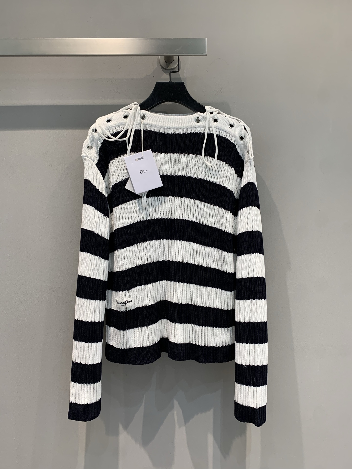 NO:429807,New model is shipped, original development CD2025 early autumn new retro striped knitted shoulder strap knitted sweater. Striped sweater being chased and asked!  The shoulder straps are crazy. The blue and white stripes are never wrong. The back strap design is directly conquered. Just pull it all over. The loose style hides the flesh and makes you look slim, fashionable and practical!  Wearing jeans makes the street feel full; wearing a short skirt, sweet and cool, charming one piece of clothing, two styles, whoever wears it is a 'returning rate manufacturing machine', fashionable essence must be included!  yard count; 36 38 40, skirts, jeans, sweaters, alexander wang19860909新款出货啦 原版开发 CD2025早秋新款复古条纹针织肩带针织毛衣.被追着问的条纹毛衣！肩线绑带杀疯了.蓝白条纹永远不出错后背绑带设计直接封神,小心机拉满～ 宽松版型藏肉显瘦,时髦又实穿！搭牛仔裤,街头感爆棚；配短裙,甜酷反转魅力一件衣服两种风格,谁穿谁是“回头率制造机”,时髦精必入！码数；36 38 40,,skirts,jeans,sweaters,alexander wang,Women's clothing