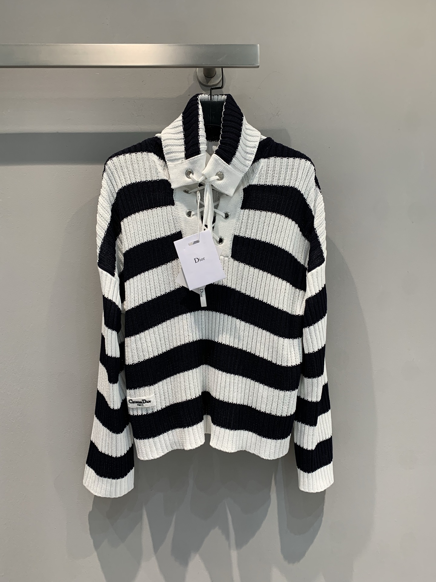 NO:429797,New model is shipped, original development CD2025 early autumn new navy retro striped lace-up knitted top. Dior classic blue and white stripes + high-neck strap design, cool and cool. The loose silhouette hides the flesh and makes you look slim, and the details are full of high-end feeling~ Paired with jeans, the street fashion sense is déjà vu; with a skirt, sweet and cool balance is just one piece to unlock N styles, whoever wears is the 'walking fashionista', reservation for the C position of the wardrobe!  36 38 40, dior, skirts, jeans, alexander wang19860909新款出货啦 原版开发 CD2025早秋新款海军风复古条纹系带针织上衣.Dior 经典蓝白条纹+高领绑带设计,又酷又飒 宽松廓形藏肉显瘦,细节里全是高级感～ 搭牛仔裤,街头潮人既视感；配半裙,甜酷平衡刚刚好一件解锁N种风格,谁穿谁是“行走的时髦精”,衣柜C位预定！码数36 38 40,,dior,skirts,jeans,alexander wang,Women's clothing