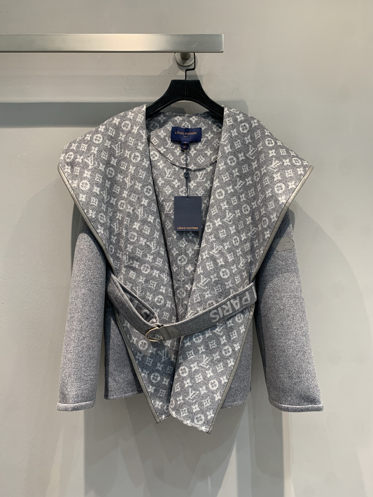 NO:684762,The new model is shipped with dust bag. L family's new autumn and winter small flower wrap-style short coat is made of wool jacquard fabric imported from Australia. The fabric is soft and velvety!  Full body floral tailoring, imported goatskin binding!  The invincible large lapels are made for aura, and your upper body will become whiter and more beautiful in seconds!  Delivered with same color belt. Gray code number 36 38 40,,louis vuitton,sheepskin,19860909配防尘袋新款出货啦 配防尘袋 L家秋冬新款小花围裹式短款大衣,澳洲进口羊毛呢提花面料,面料柔软绒感十足！满身对花剪裁,进口山羊皮包边！无敌大翻领为气场而生,上身秒变白富美！配送同色腰带.灰色 码数36 38 40,,louis vuitton,sheepskin,,Women's clothing