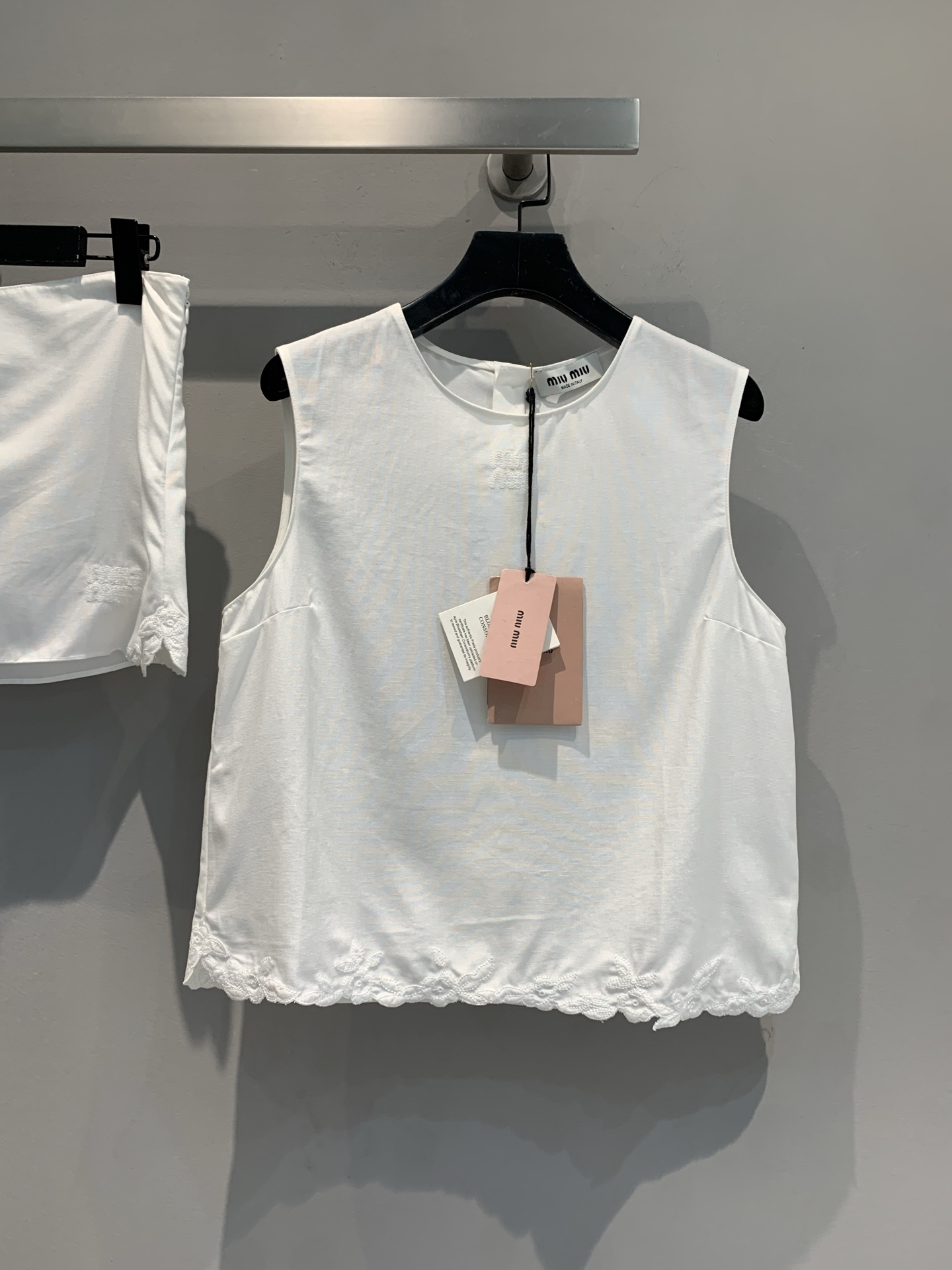 NO:433940,The new model is shipped. Original development. Miumi*2025 spring and summer new embroidered lace sleeveless vest. It uses cotton and linen blended fabric, with delicate texture, light and breathable. Simple sleeveless design, suitable for a variety of occasions, exquisite lace embellishment on the hem, and the sweet and cool atmosphere is full and easy to grasp. The outfit inspiration is opened with one click. Whether it is a capable style with high-waisted pants or a sweet heroine with a skirt, it is superb!  Fashion icon must-have items, come and pick, unlock your exclusive fashion password~code SML, miumiu, skirts, alexander wang19860909新款出货啦 原版开发 Miumi*2025春夏新款刺绣花边无袖背心.采用棉麻混纺面料,质感细腻,轻盈透气.简洁无袖设计,适配多种场合,下摆精致蕾丝点缀,甜酷氛围拉满轻松拿捏时髦与舒适,穿搭灵感一键开启无论是搭高腰裤走干练风,还是配半裙走甜美女主路线,都超绝！时尚icon 必备单品,快来pick ,解锁你的专属时尚密码~码数SML,,miumiu,skirts,alexander wang,Women's clothing