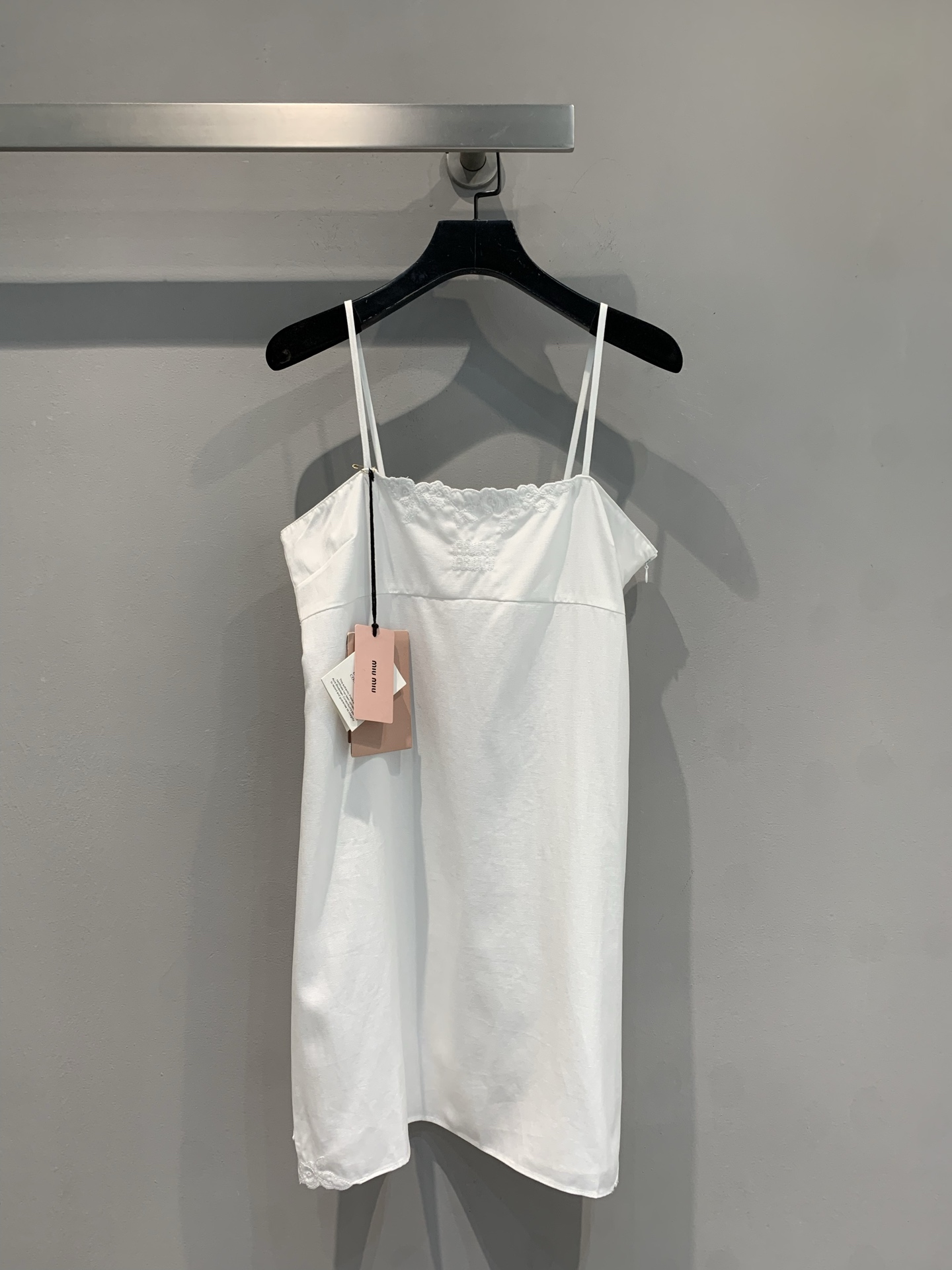 NO:433943,New models are shipped. Original development. Miumi-*2025 summer new embroidered letter lace suspender dress. It is made of cotton and linen blended fabric, with delicate texture, light and breathable. Slim suspender + lace lace comes with gentle filter. Simple tailoring hides a trick. It looks cool and cool when worn. It is suitable for all summer romance. It is capable and relaxing when worn alone. It is pure and wants to have a 'work-free win' outfit with one click?  This white moon skirt is locked directly. SML, miumiu, skirts, business suit, alexander wang19860909新款出货啦 原版开发 Miumi-*2025夏季新款刺绣字母花边吊带连衣裙.采用棉麻混纺面料,质感细腻,轻盈透气.纤细吊带+蕾丝花边 自带温柔滤镜 简约剪裁藏着小心机 穿上就是清冷大小姐既视感,适配夏日所有浪漫,搭西装是干练松弛感 单穿又纯又欲想一键拥有“不费力赢很大”的穿搭？这条白月光裙 直接锁死.码数SML,,miumiu,skirts,business suit,alexander wang,Women's clothing