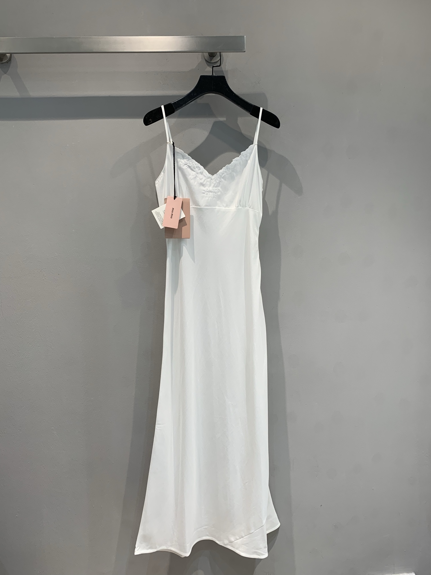 NO:433946,New style is shipped. Original development. Miumi-*2025 summer new letter lace embroidered V-neck suspender dress. It uses a cotton-linen blended fabric, with delicate texture, light and breathable. Whose wardrobe still lacks a 'clear feeling in the world' battle robe's fine suspender outlines the shoulder and neck lines. The V-neck lace hides a little sexy, and the draped skirt walks with a wind, which is a slack and noble~ The fabric is silky and skin-friendly, like wearing moonlight on your body on a date, which is an atmosphere beauty. You can instantly become a slack and relaxed heroine with a daily wear. The plasticity is full of desire to become a stunning existence in the crowd?  This white skirt is your 'atmosphere cheater. SML, miumiu, skirts, jackets & coats, alexander wang19860909新款出货啦 原版开发 Miumi-*2025夏季新款字母蕾丝花边刺绣V领吊带连衣裙.采用棉麻混纺面料,质感细腻,轻盈透气.是谁的衣柜还缺一条「人间清透感」战袍细吊带勾勒肩颈线条,V领蕾丝花边藏着小性感,垂坠裙摆走路带风,一整个松弛又贵气～面料丝滑亲肤,像把月光穿在身上约会穿是氛围美人,日常搭外套又能秒变松弛感松弛感大女主,可塑性拉满想成为人群中一眼惊艳的存在？这条白裙,就是你的「氛围作弊器.码数SML,,miumiu,skirts,jackets & coats,alexander wang,Women's clothing