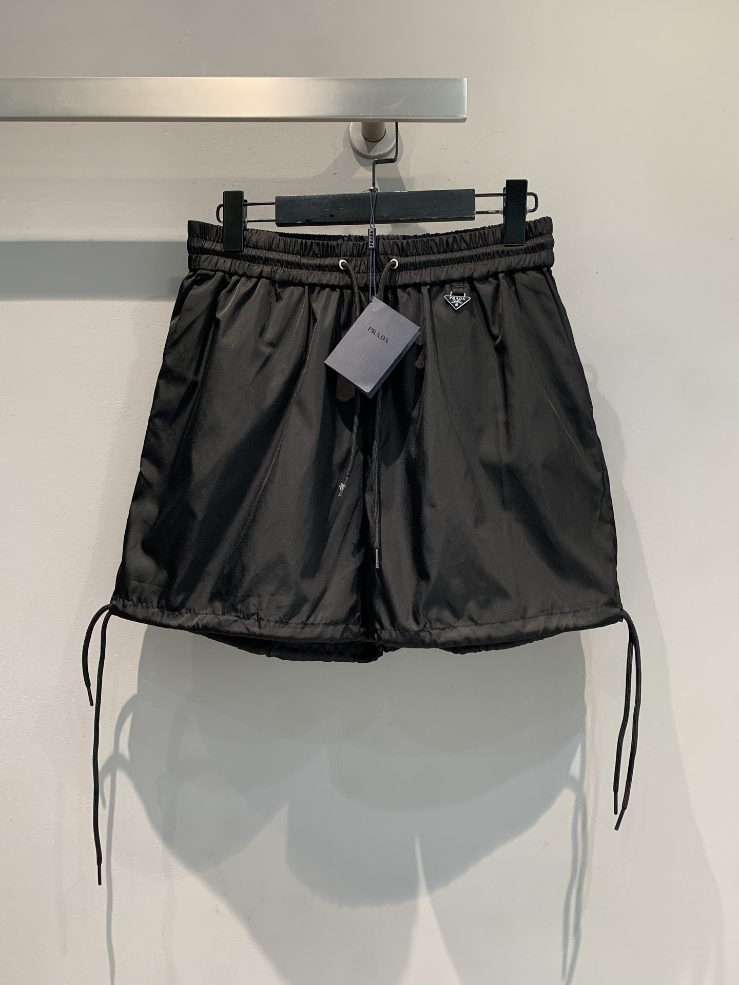 NO:433926,New models are shipped. Original development. Prad*2025 spring and summer new triangle label tied elastic waist shorts. Classic recycled nylon fabric, with a matte cool feeling, drawstring design + trouser legs streamers, lazy and hidden street ingenuity, triangle label is a low-key and luxurious ~ sporty and fashionable. It is a hot girl who goes out on the street with a short top. You can play 'high street mix and match' with a suit. A pair of pants activate the entire wardrobe. Want to make the outfit 'looks expensive and effortless'?  These shorts are your 'slack-feeling cheater'. Wear it directly overwhelms the passerby. SML, prada, shorts, business suit, alexander wang19860909新款出货啦 原版开发 Prad*2025春夏新款三角标系带松紧腰短裤.经典再生尼龙面料,自带哑光酷感,抽绳设计+裤脚飘带,慵懒中藏着街头巧思,三角标一整个低调炫奢～可运动、可时髦,搭短上衣是辣妹出街,配西装又能玩“高街混搭”,一条裤子盘活整个衣柜想让穿搭“看起来很贵又毫不费力”？这条短裤,就是你的「松弛感作弊器」,穿上直接碾压路人甲.码数SML,,prada,shorts,business suit,alexander wang,Women's clothing